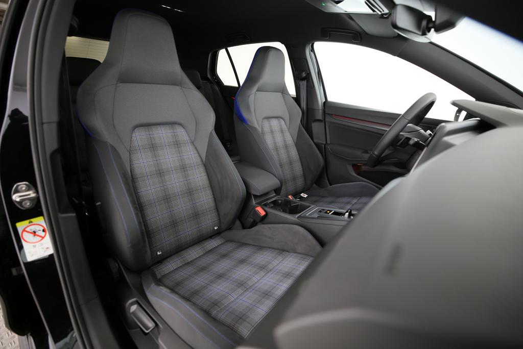 VW Golf VIII 1.4 TSI PHEV GTE DSG-image-11