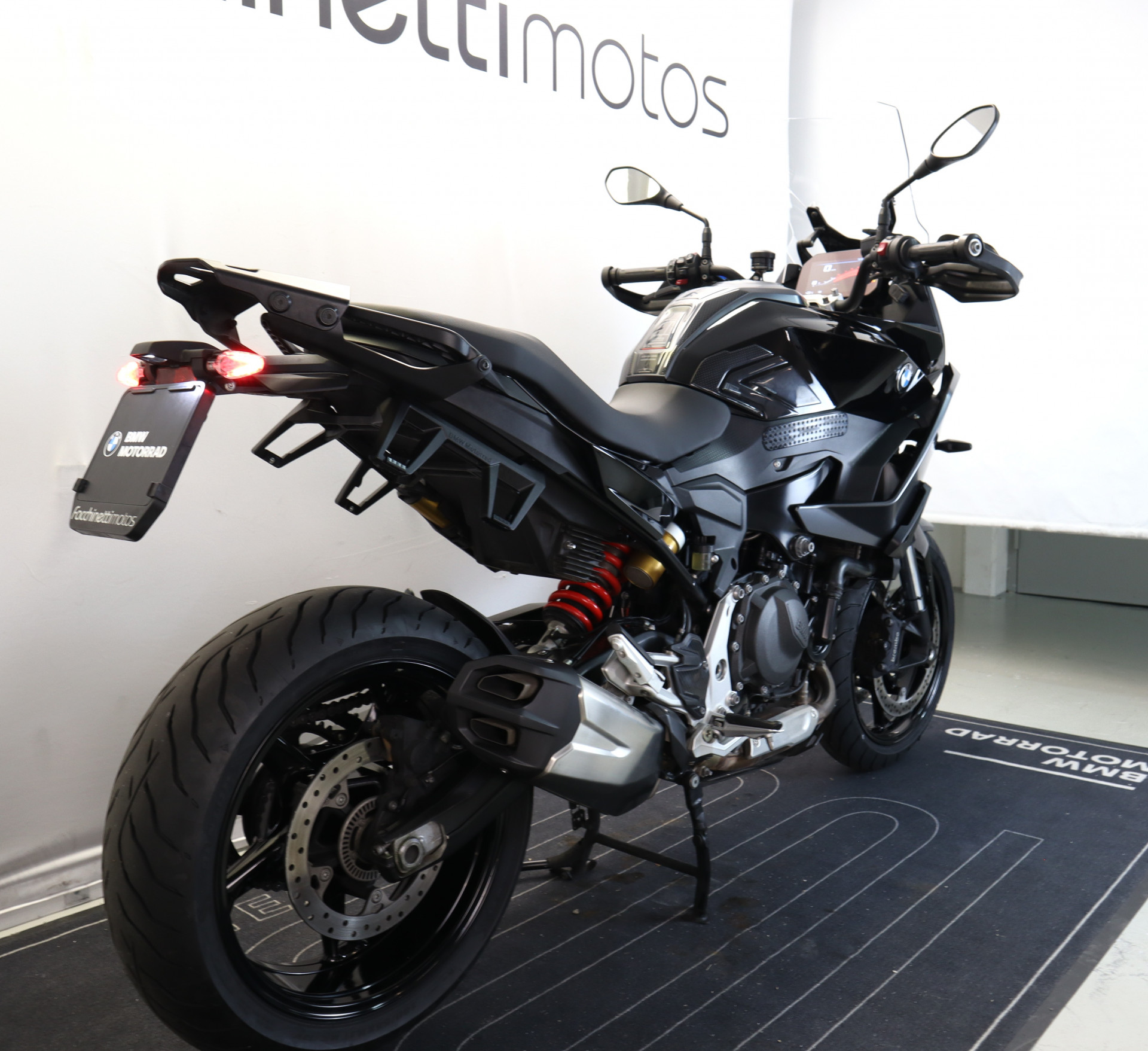 BMW F 900 XR Triple Black-showroom-element-3