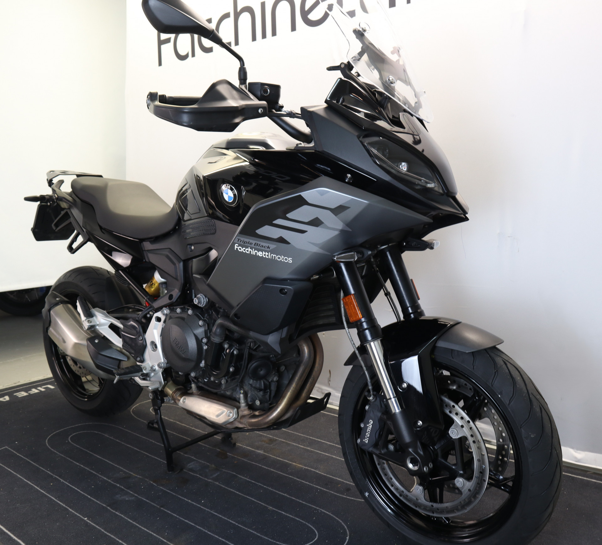 BMW F 900 XR Triple Black-showroom-element-2