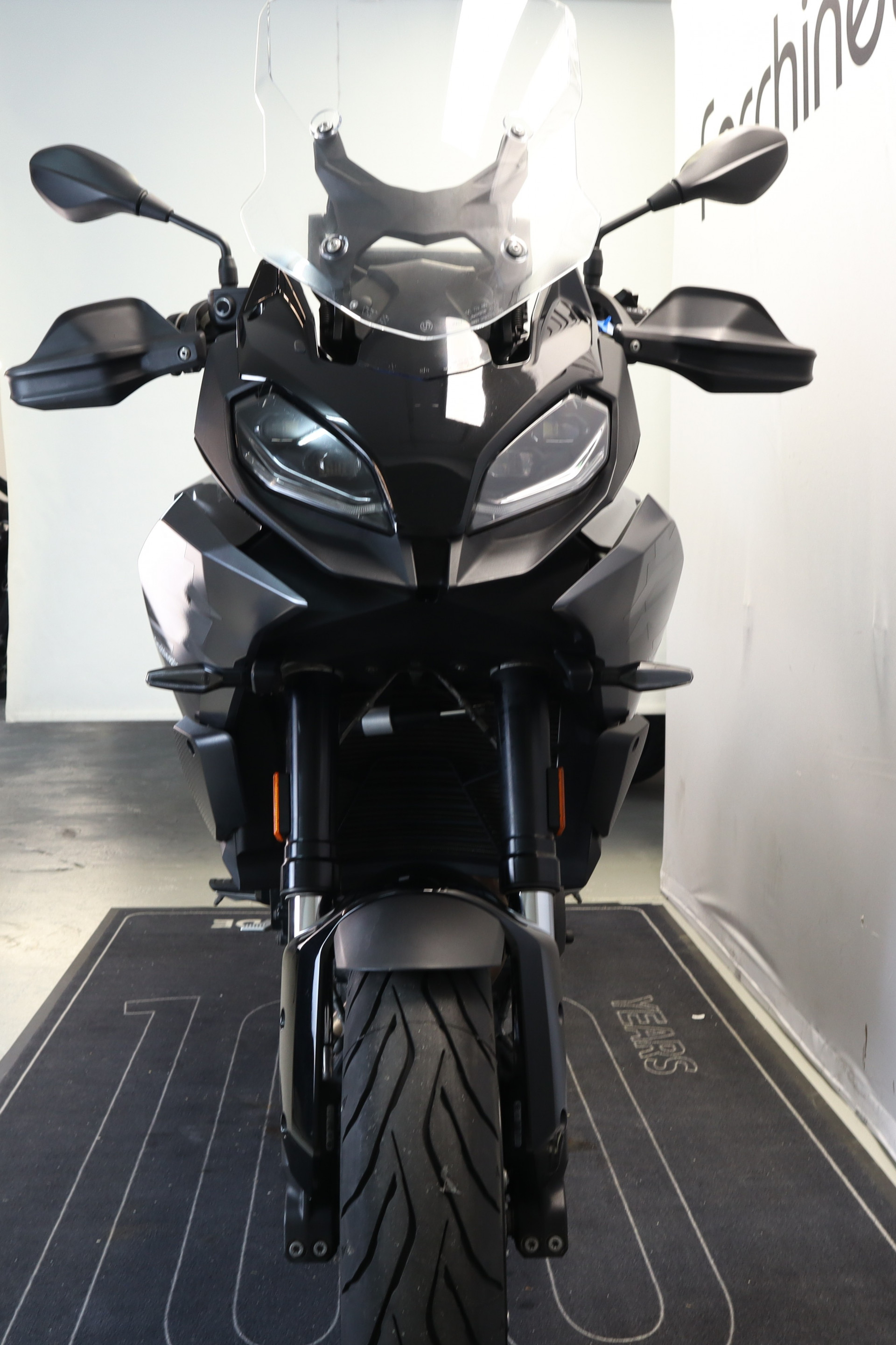 BMW F 900 XR Triple Black-image-4