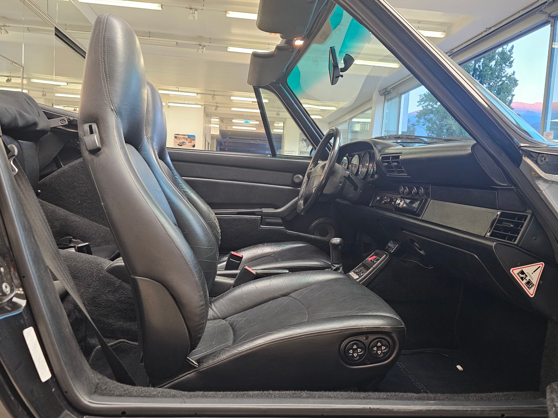 PORSCHE 911 Carrera 4 Cabrio-image-11