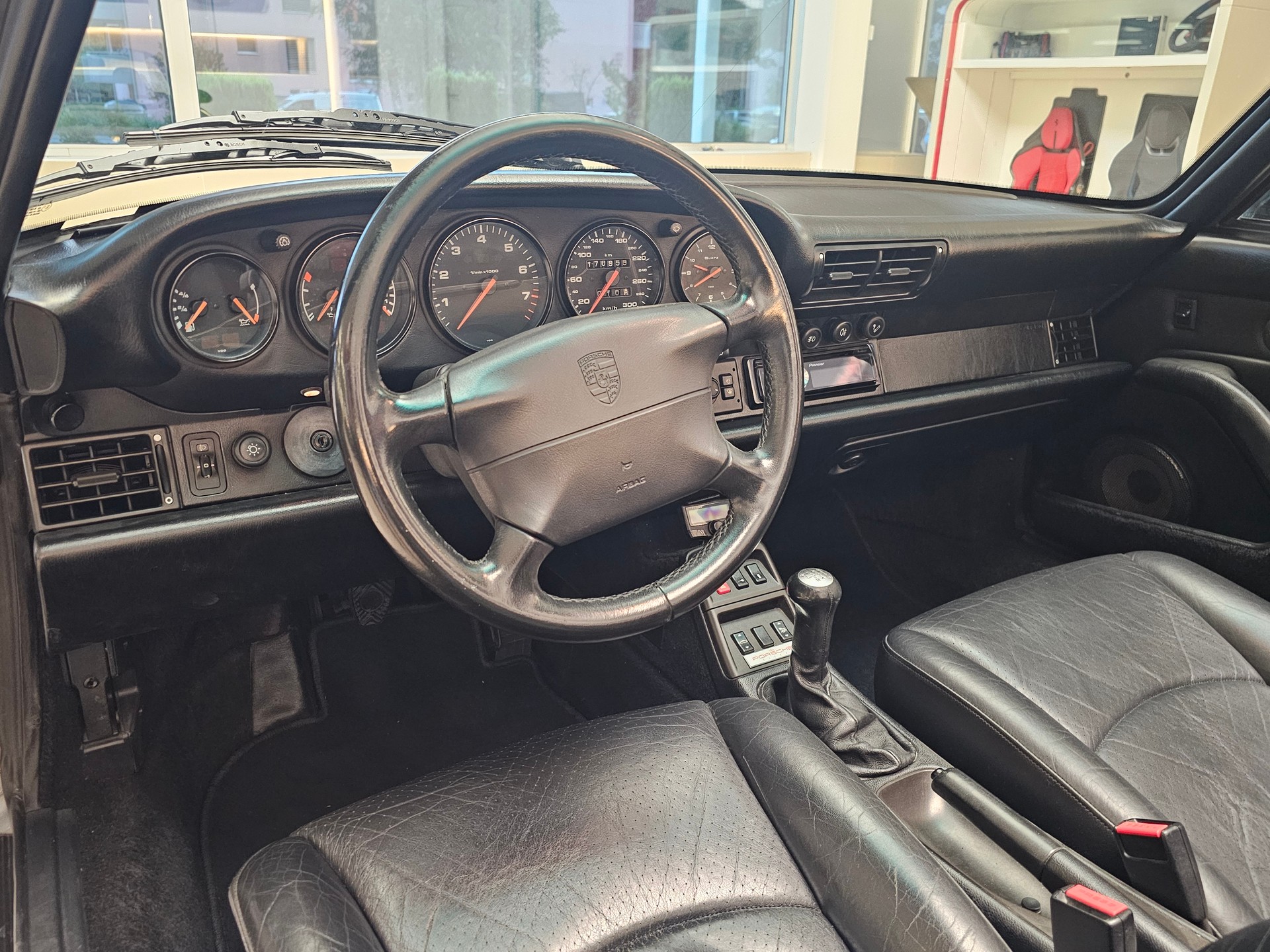 PORSCHE 911 Carrera 4 Cabrio-image-10