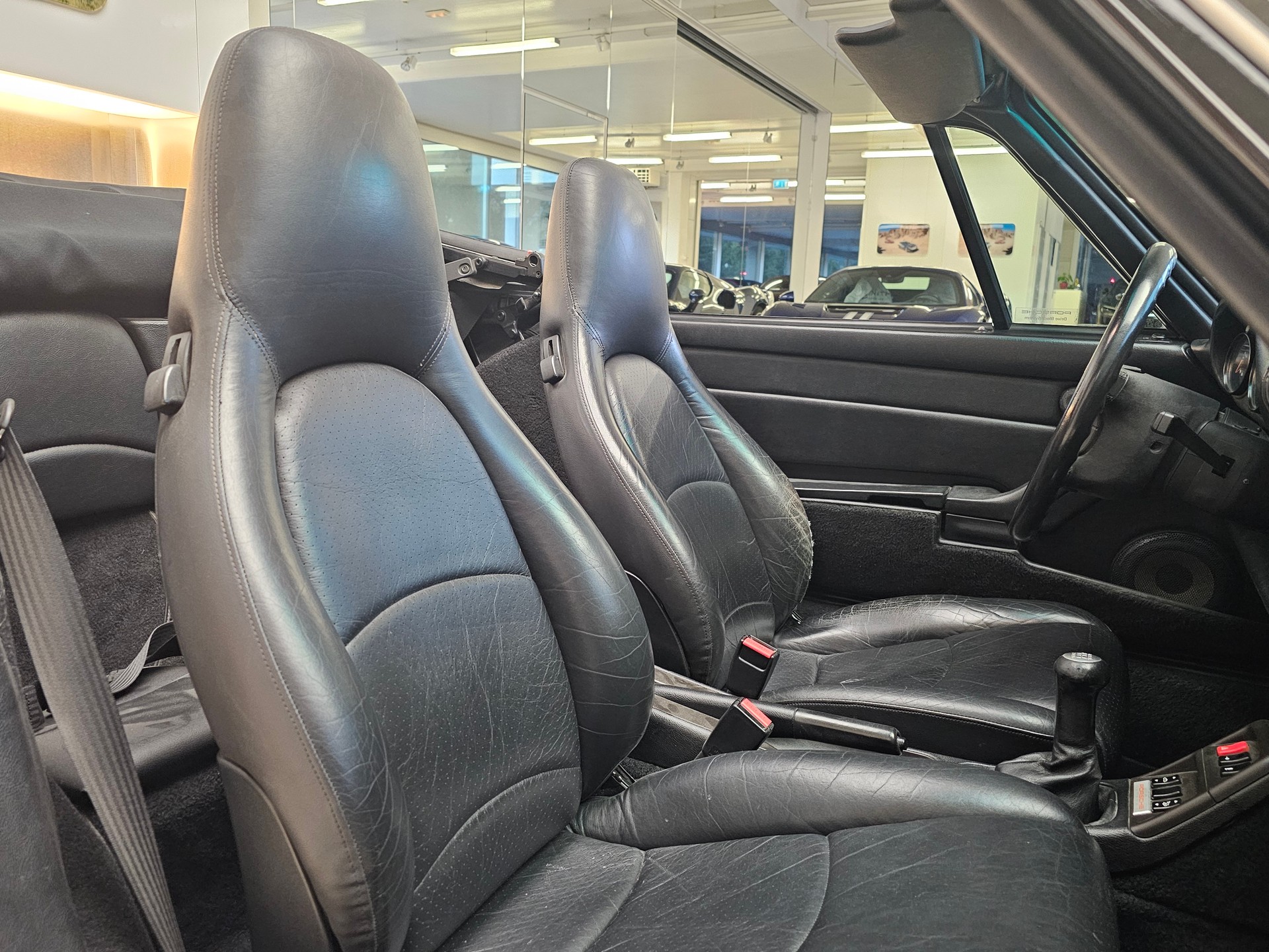 PORSCHE 911 Carrera 4 Cabrio-image-12