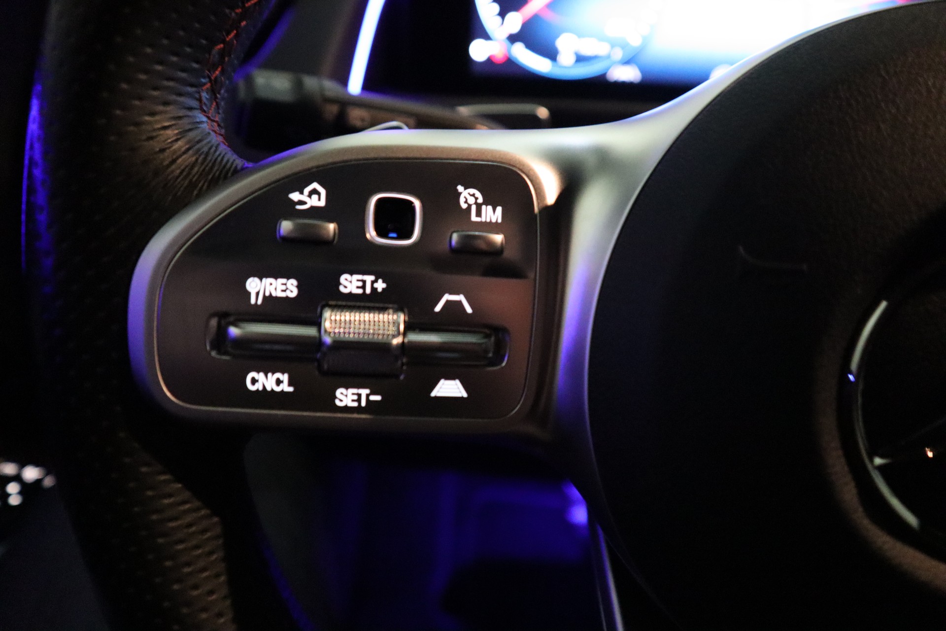 MERCEDES-BENZ GLB 250 4Matic AMG Line 8G-Tronic-image-29