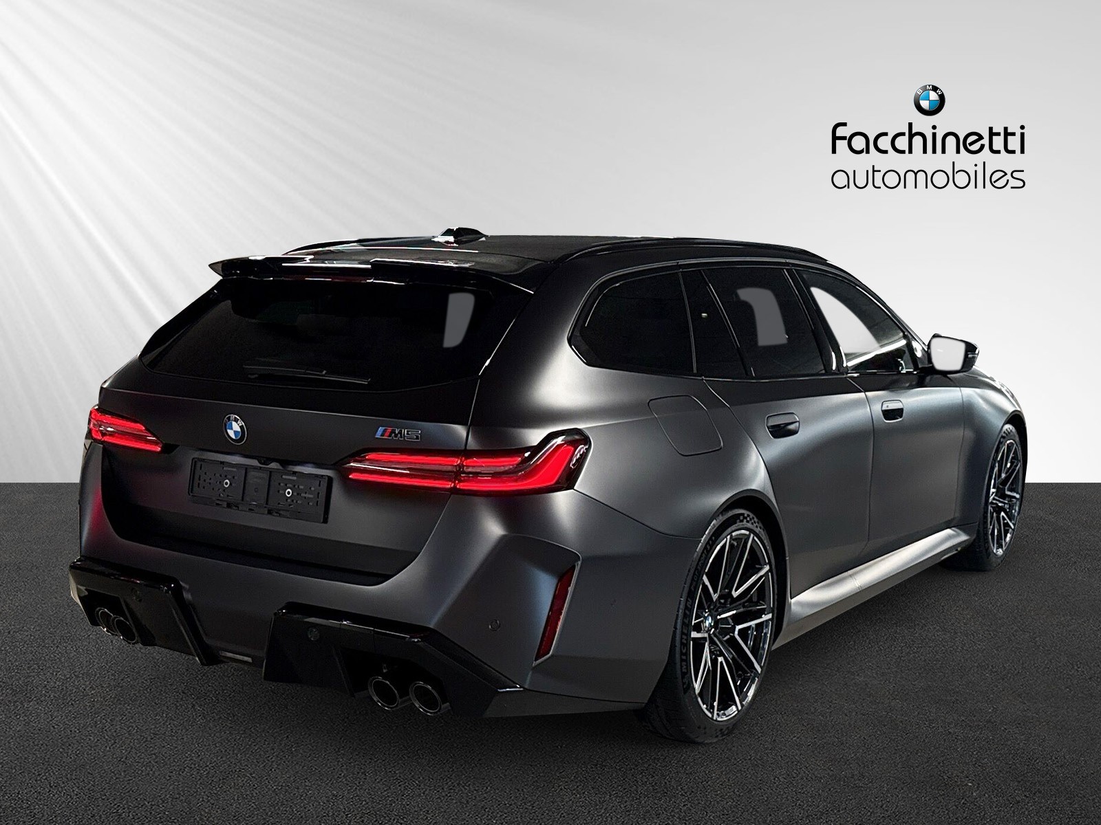BMW M5 xDrive Touring-showroom-element-2