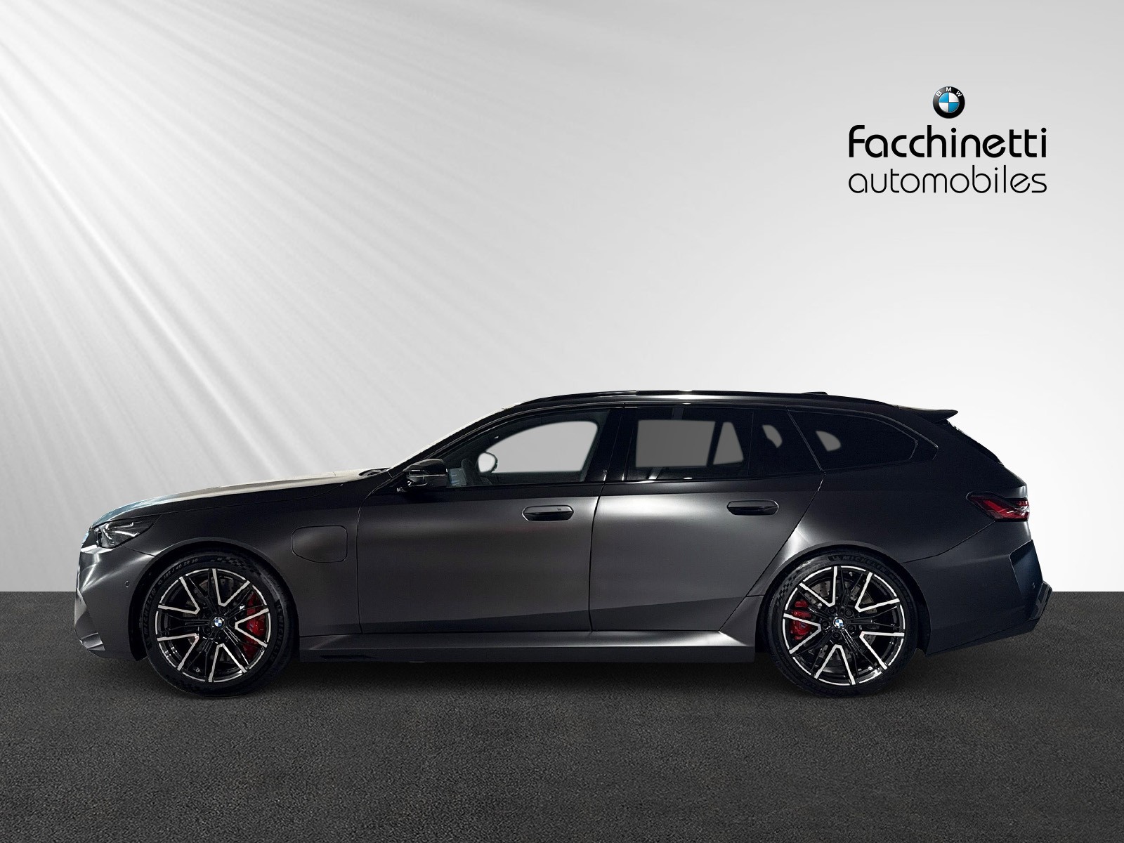 BMW M5 xDrive Touring-showroom-element-1