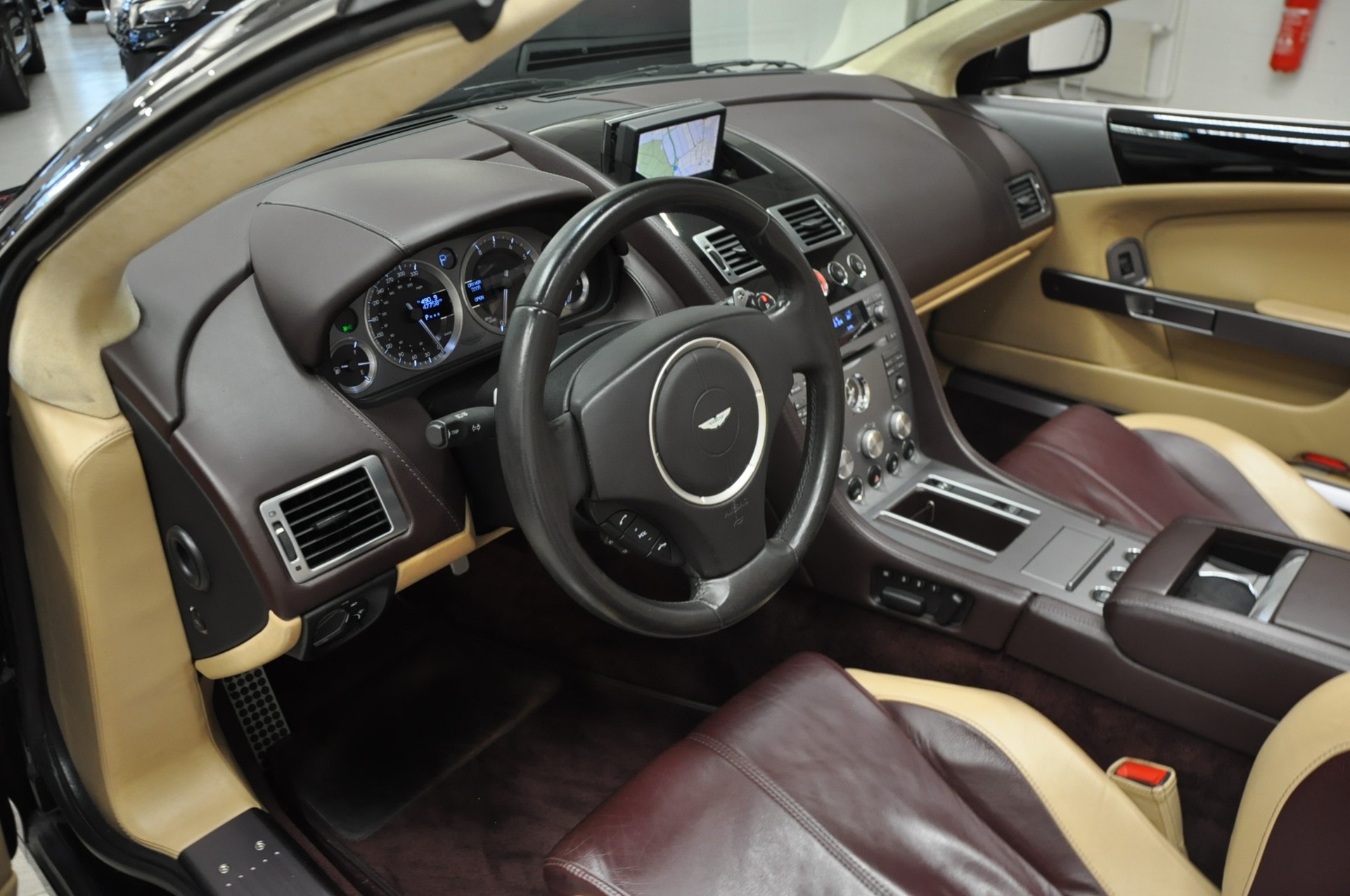 ASTON MARTIN DB9 Volante Touchtronic 2-image-12