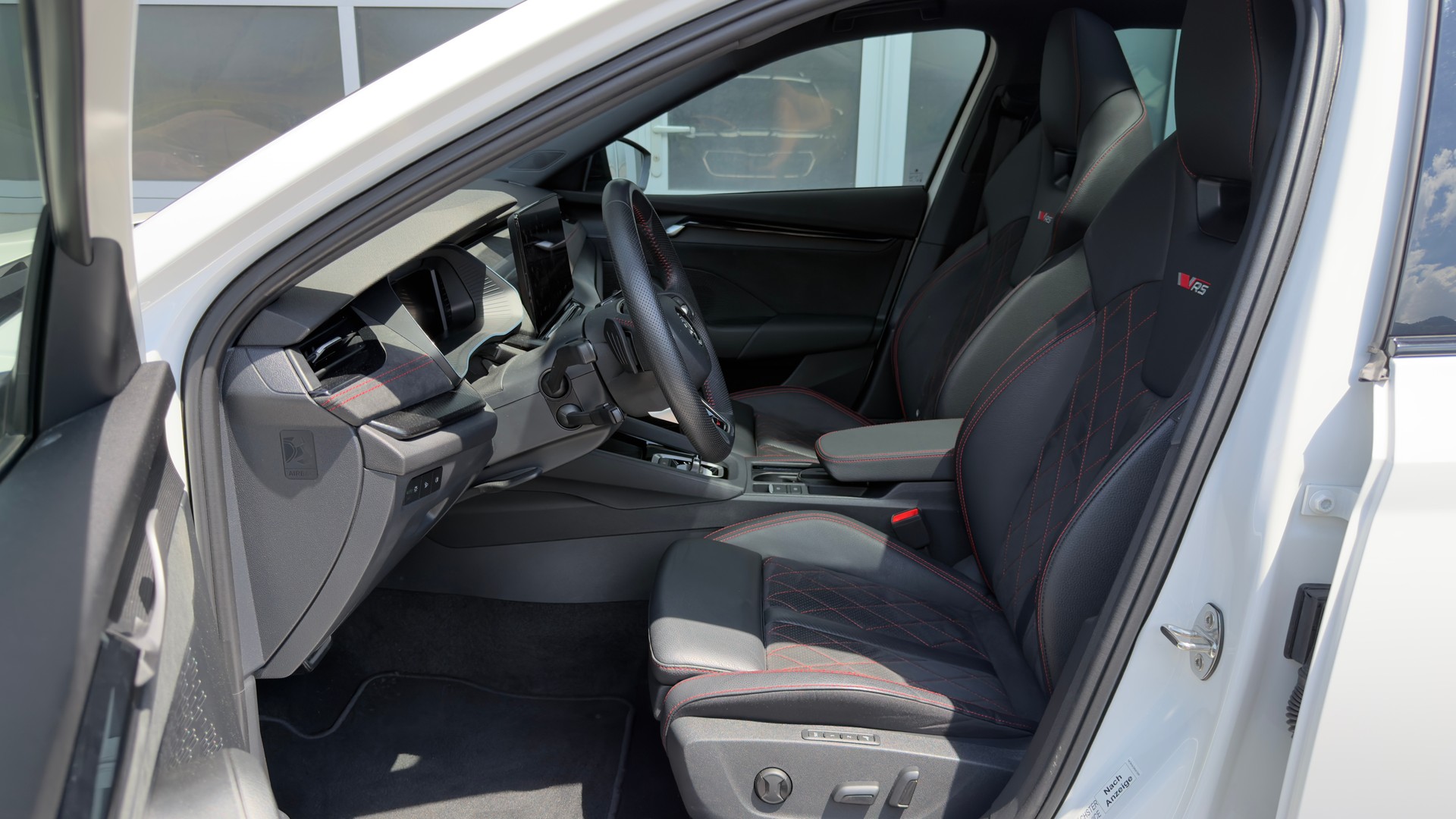 SKODA Octavia Combi 2.0 TSI RS DSG-image-8