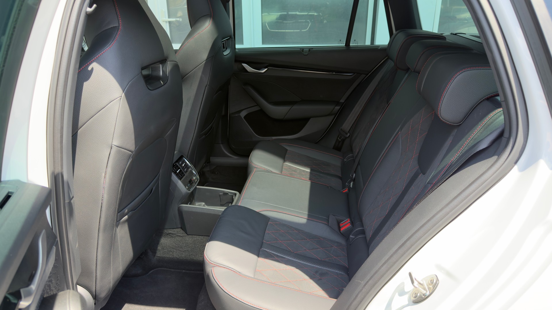 SKODA Octavia Combi 2.0 TSI RS DSG-image-9