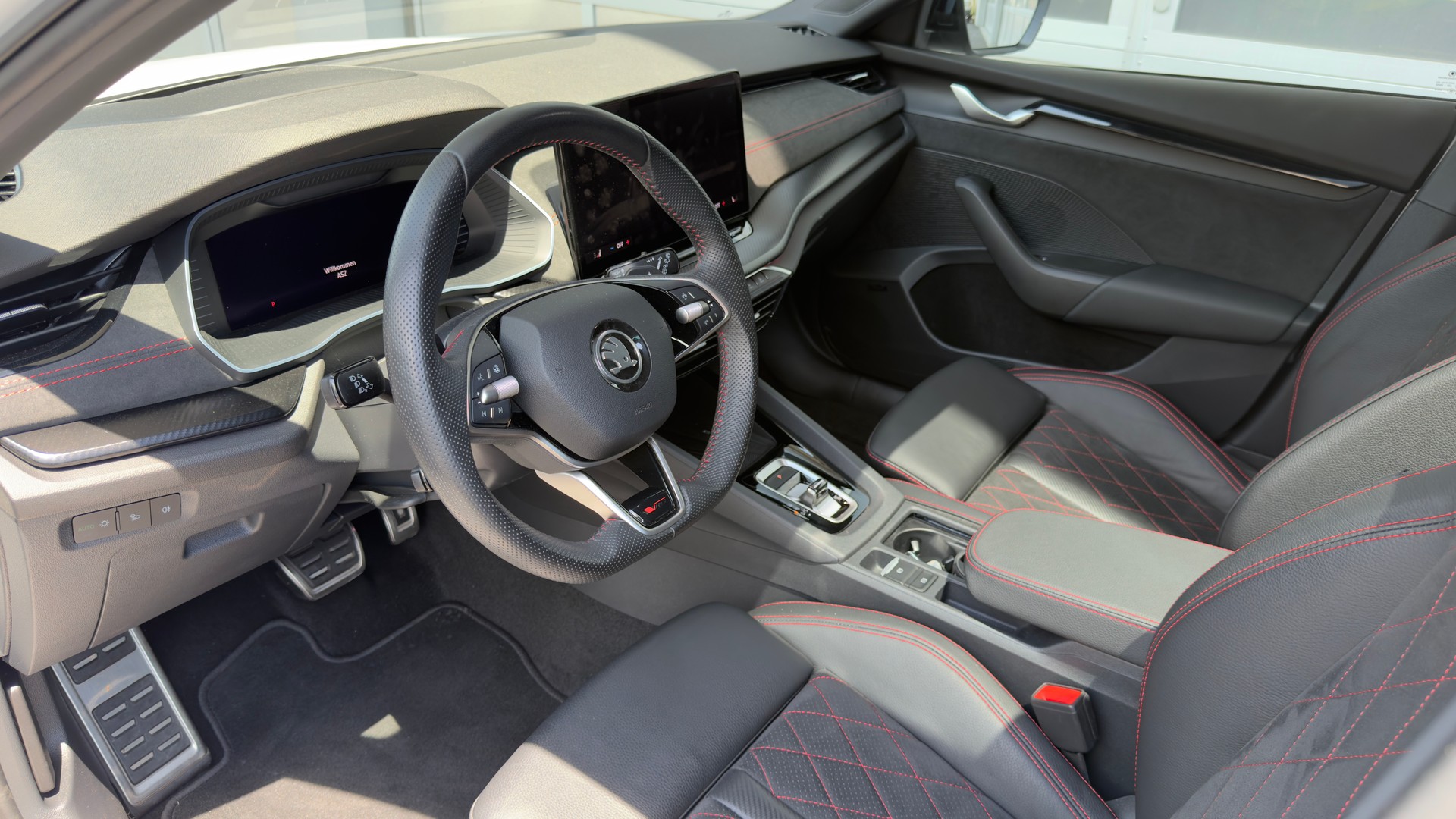 SKODA Octavia Combi 2.0 TSI RS DSG-image-11