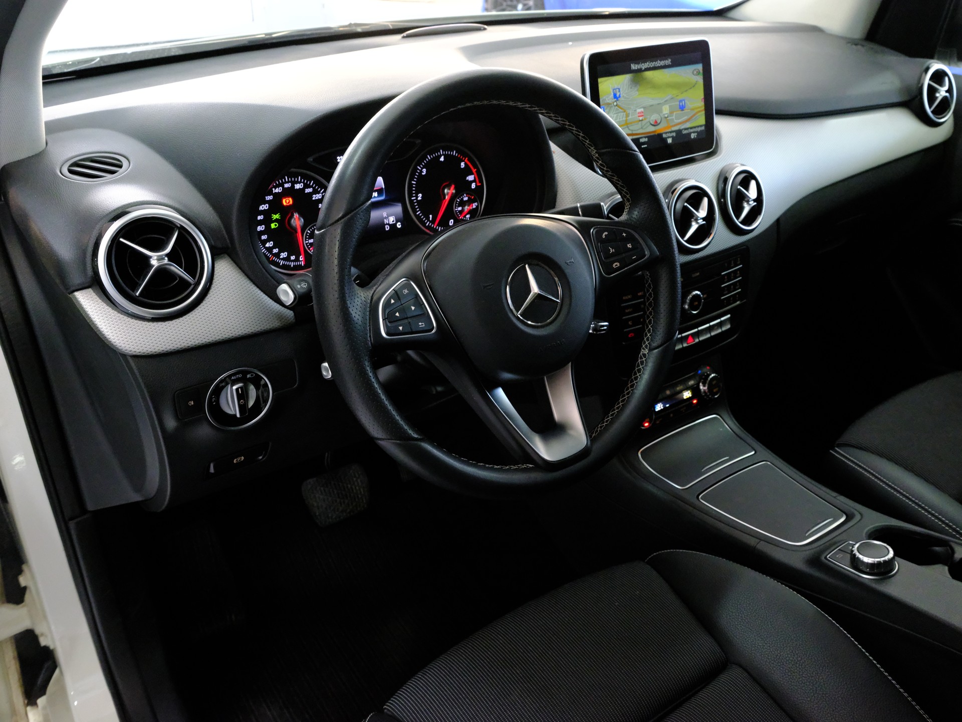 MERCEDES-BENZ B 220 CDI 4Matic 7G-DCT-image-11