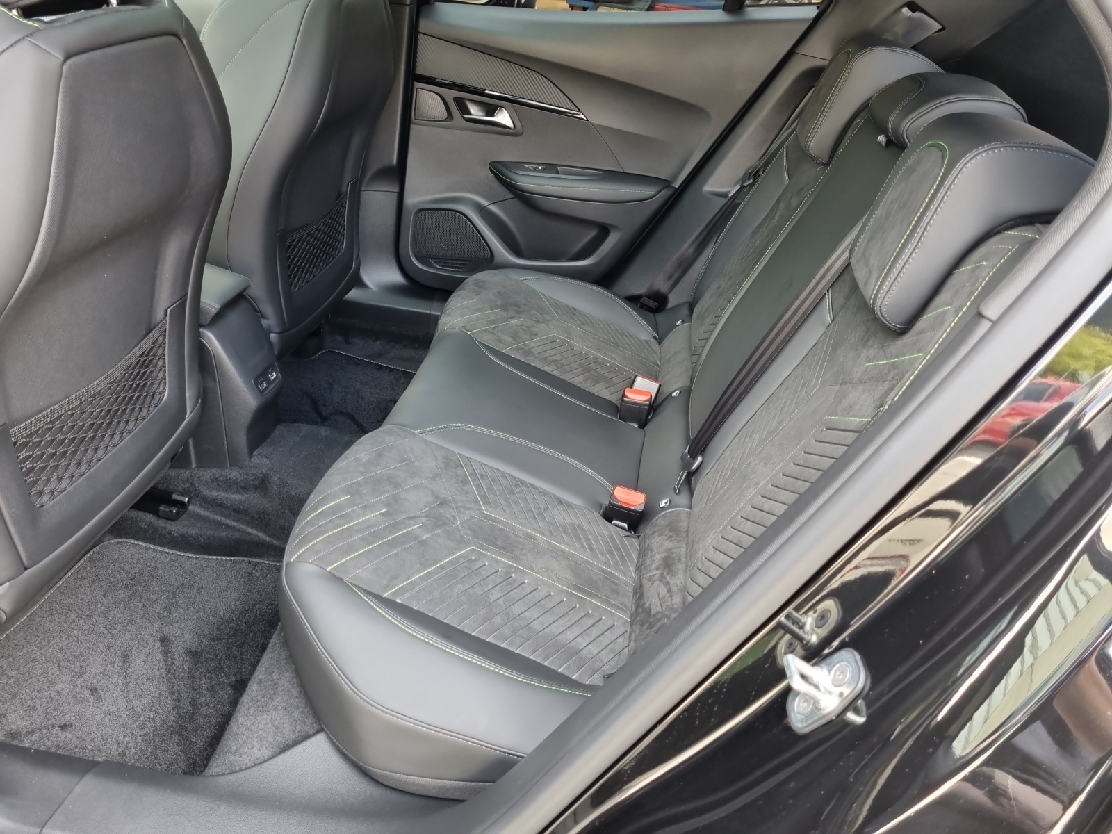 PEUGEOT 2008 e-GT 54kWh-image-9