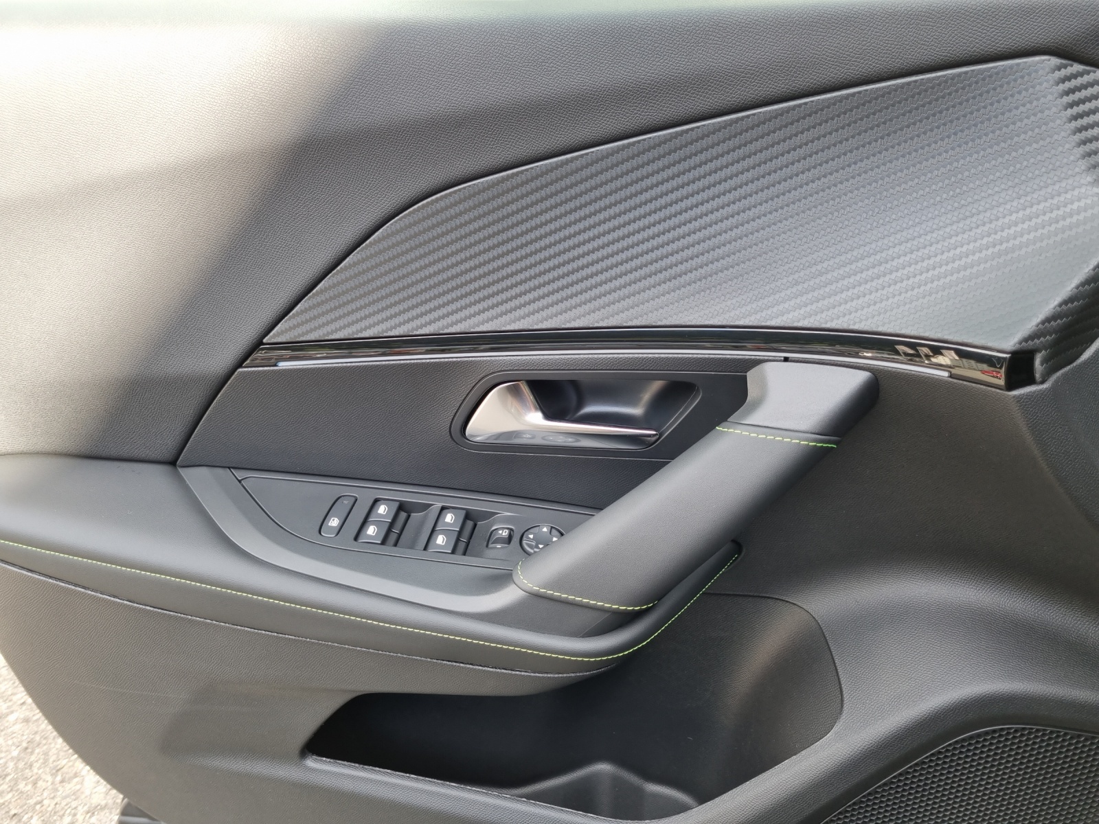 PEUGEOT 2008 e-GT 54kWh-image-11