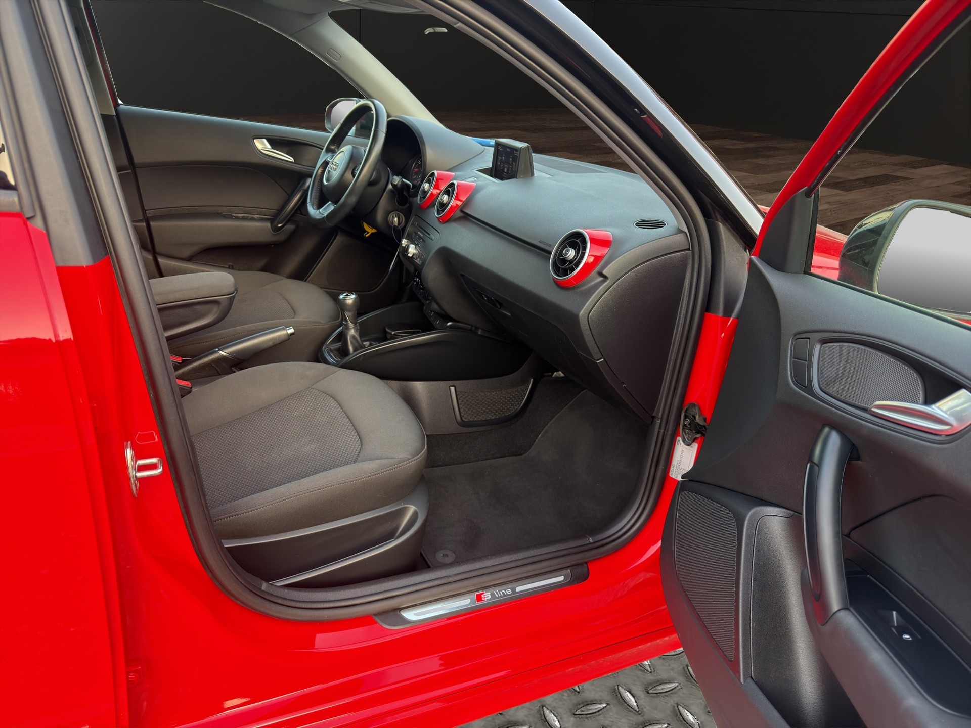 AUDI A1 Sportback 1.2 TFSI Ambition S-Line-image-11
