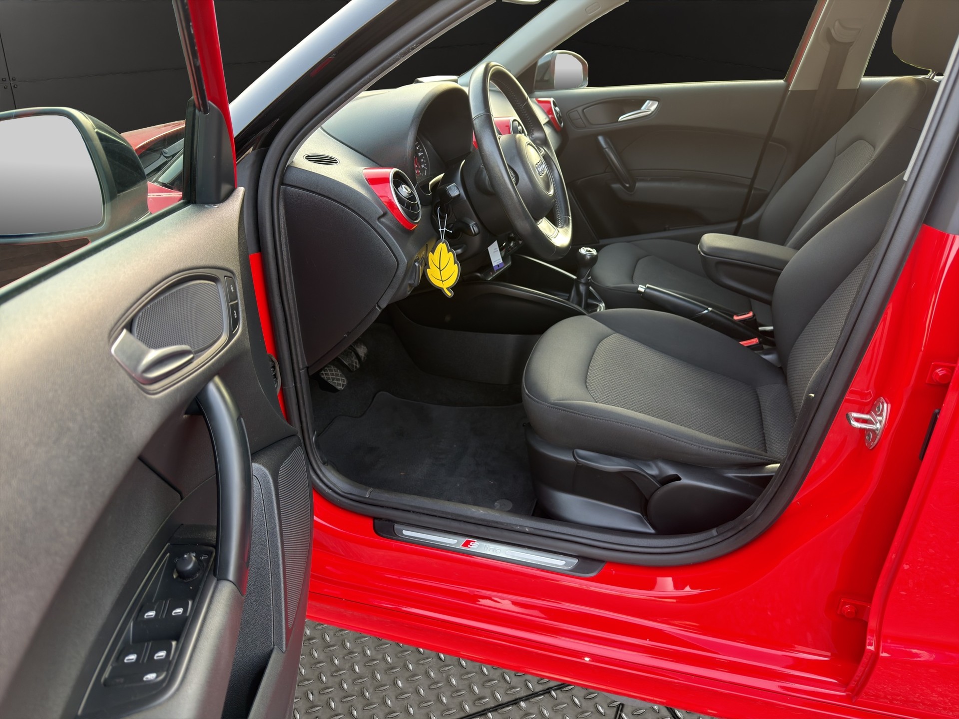AUDI A1 Sportback 1.2 TFSI Ambition S-Line-image-12