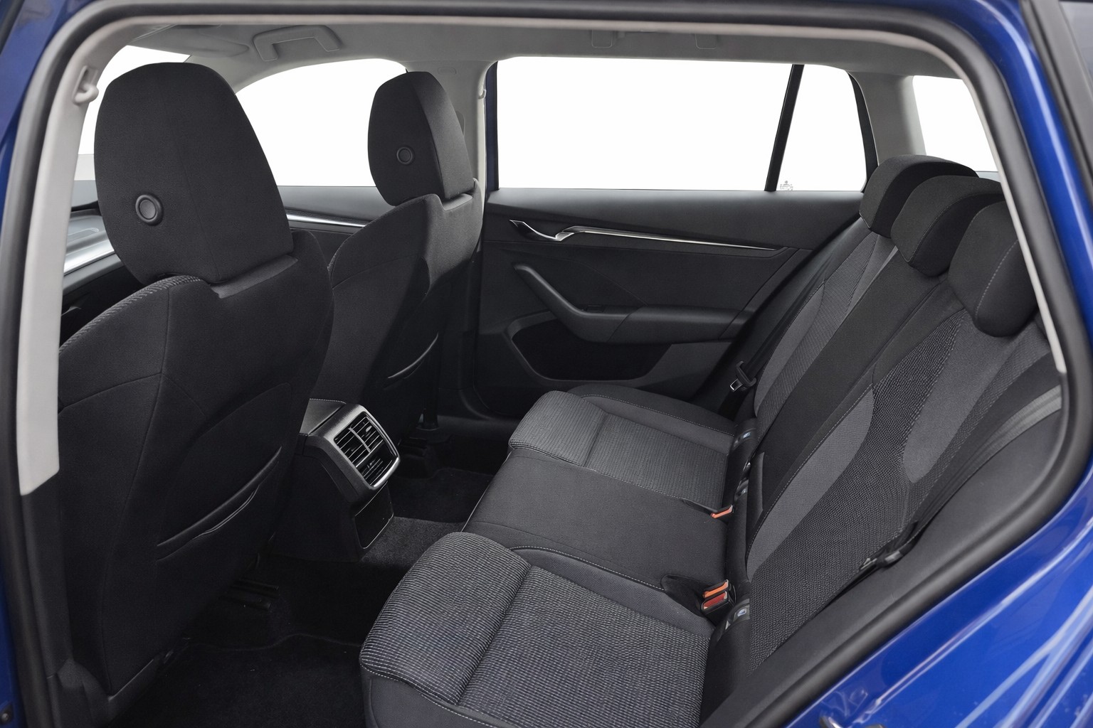 SKODA Octavia Combi 2.0 TDI DSG Ambition-image-5