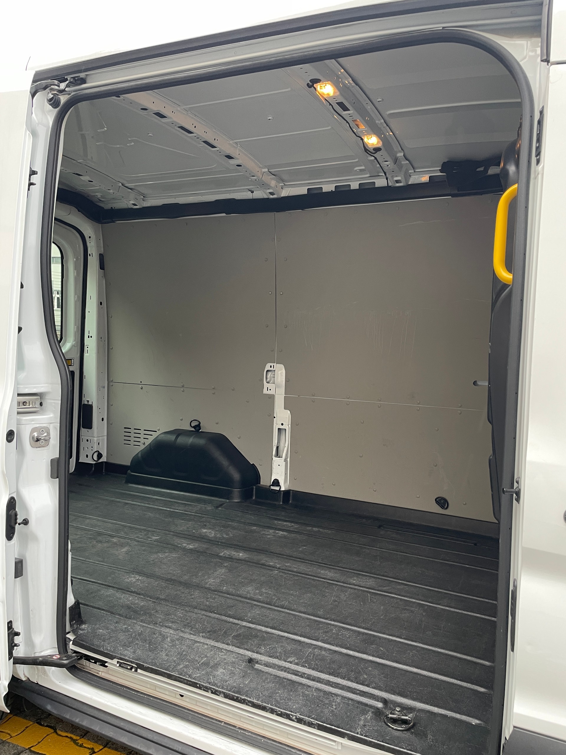 FORD Transit Van 350 L2 Ambiente 2.0 TDCi 185 FWD A-image-4