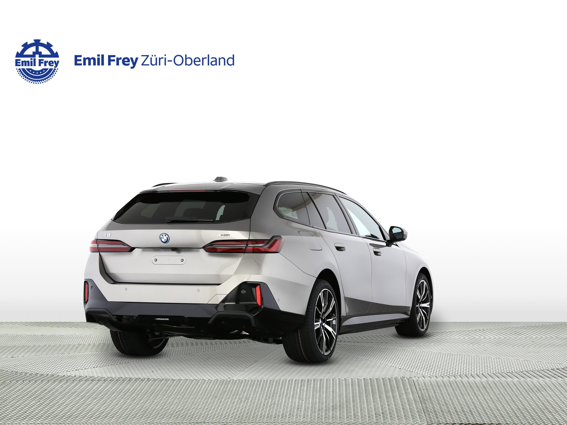 BMW i5 xDrive40 Touring-showroom-element-2