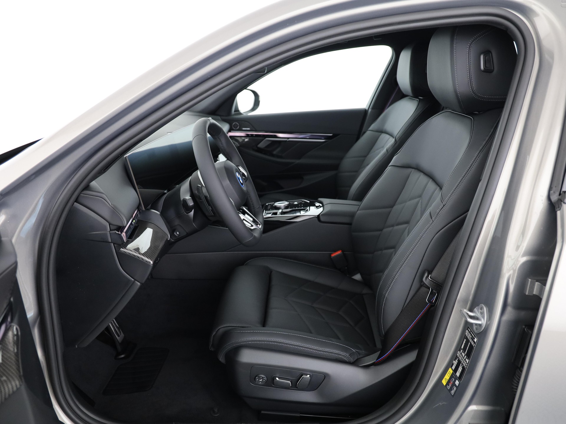BMW i5 xDrive40 Touring-showroom-element-3