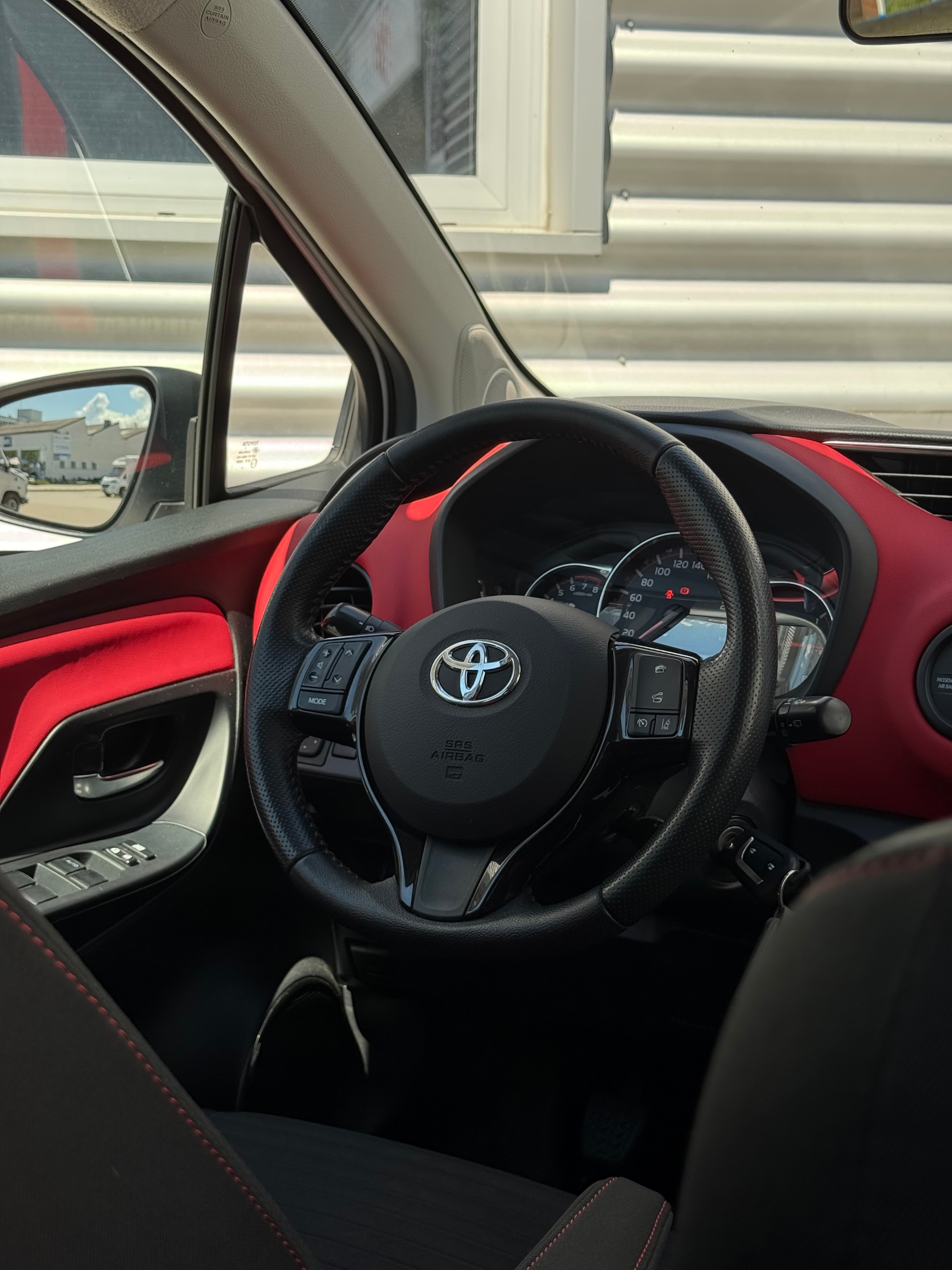 TOYOTA Yaris 1.33 Luna-image-9