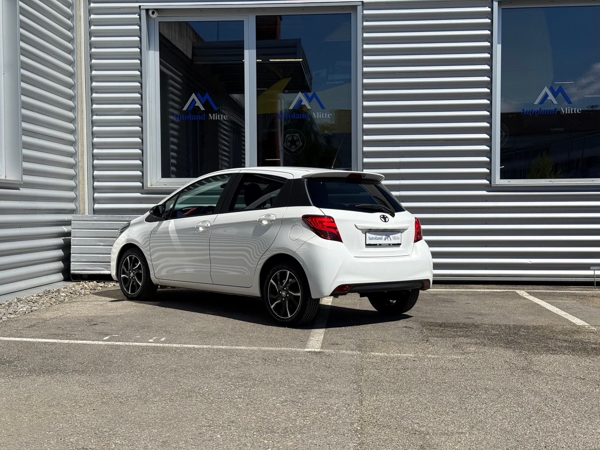 TOYOTA Yaris 1.33 Luna-image-4