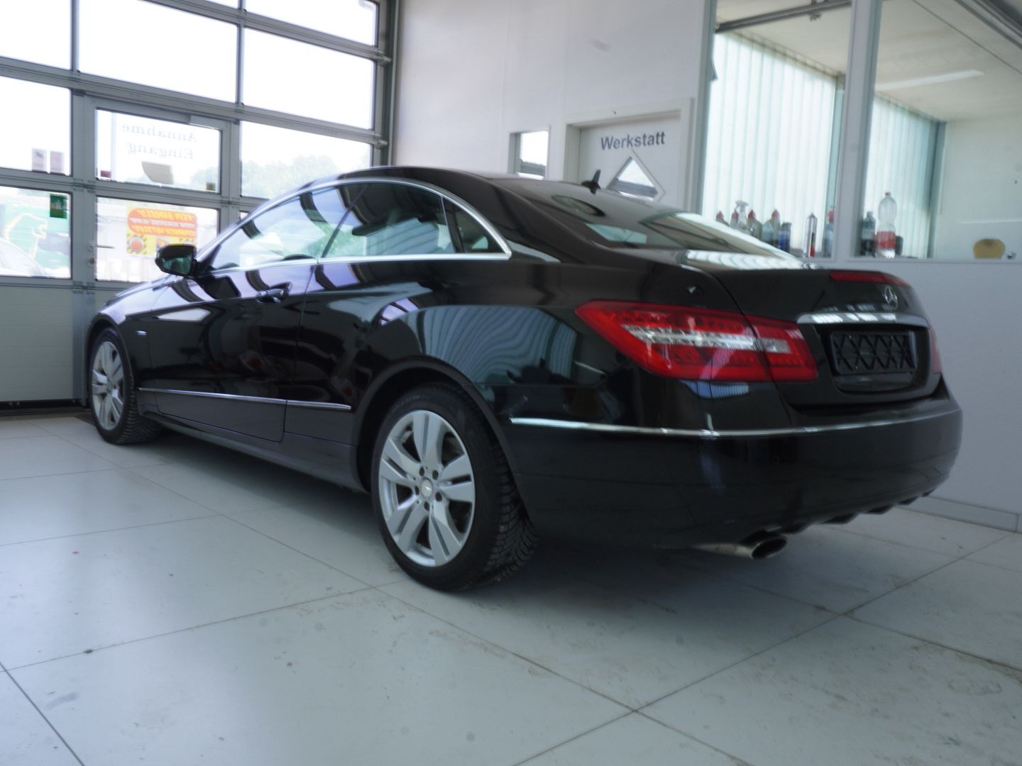 MERCEDES-BENZ E 250 CGI BlueEfficiency Automatic-image-1