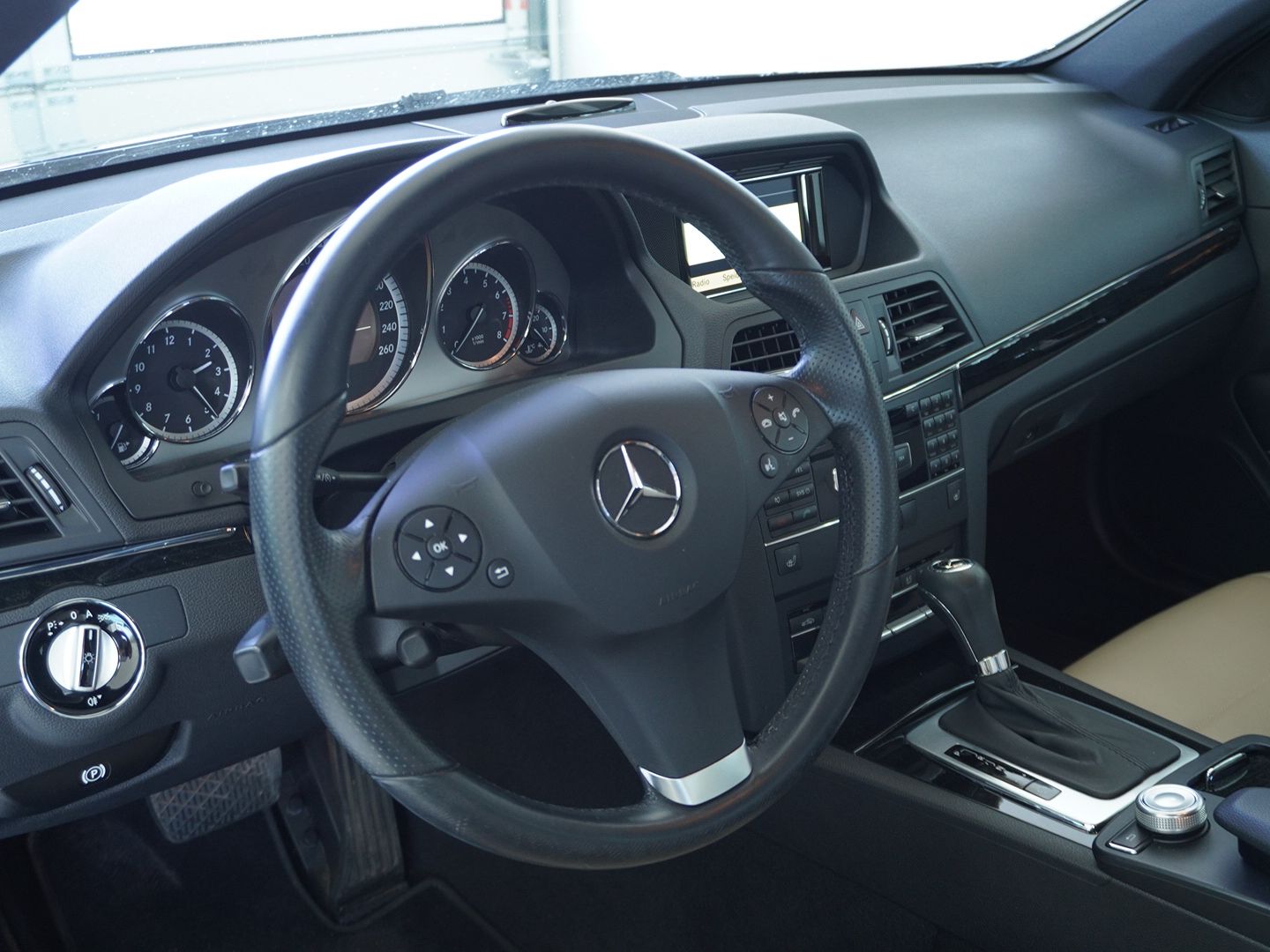 MERCEDES-BENZ E 250 CGI BlueEfficiency Automatic-image-2