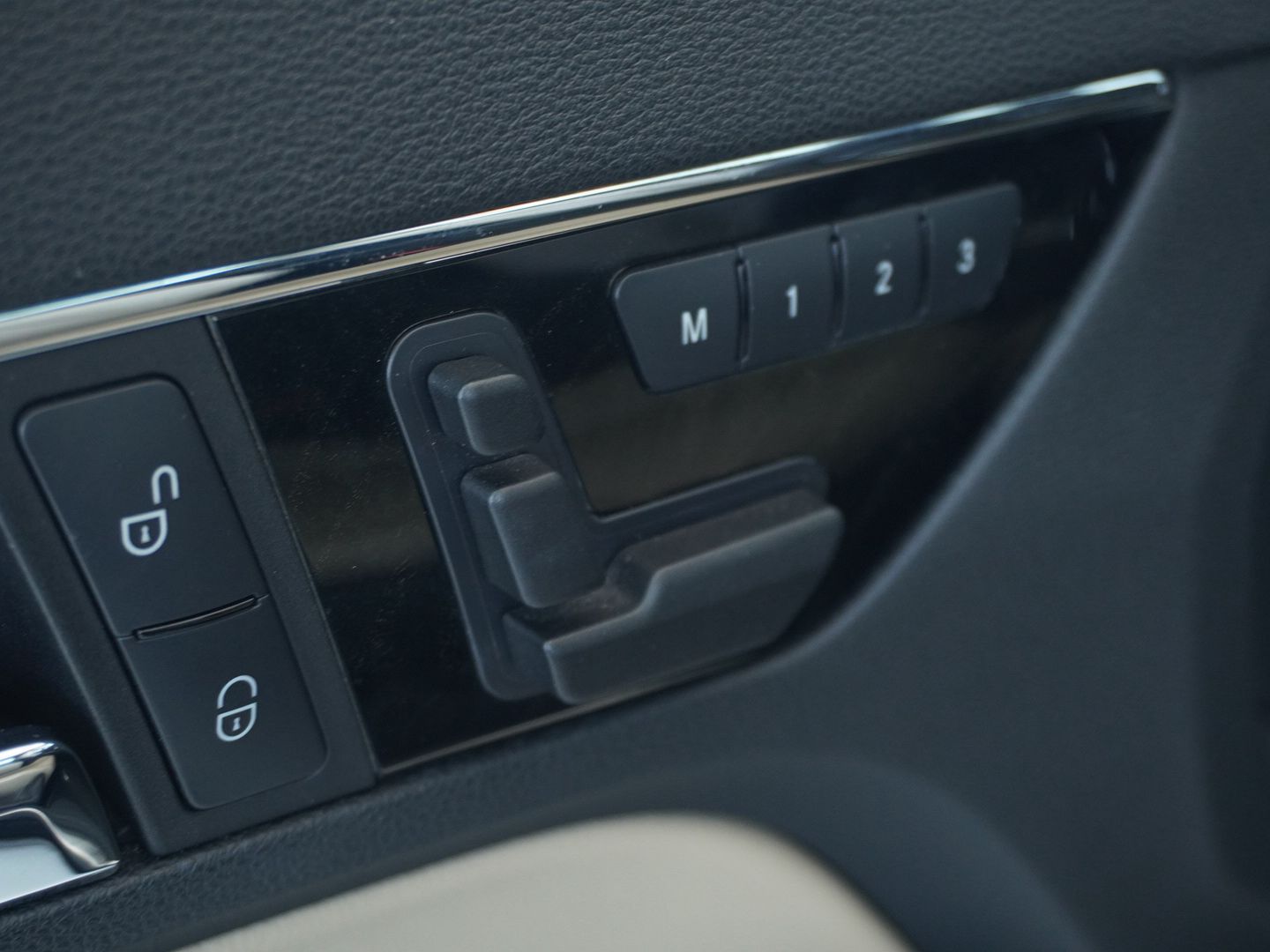 MERCEDES-BENZ E 250 CGI BlueEfficiency Automatic-image-5