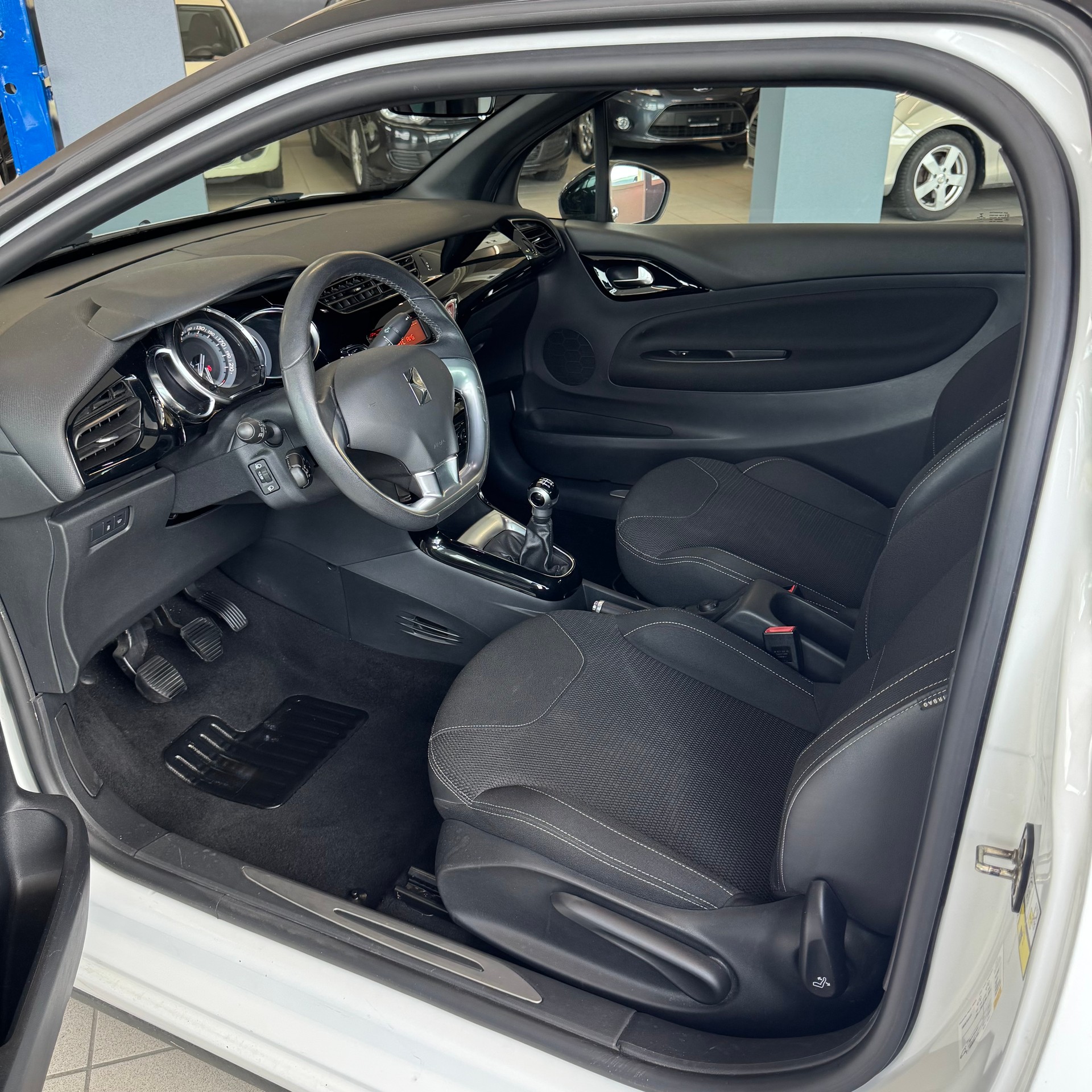 DS AUTOMOBILES DS 3 Cabrio 1.2 PureTech SO Chic-image-9
