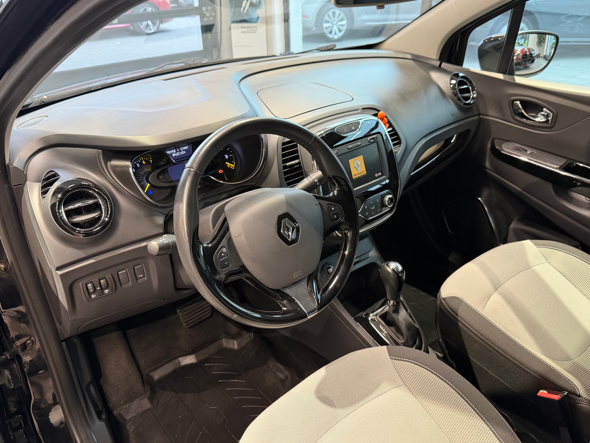 RENAULT Captur 1.2 T 16V Privilège EDC-image-12