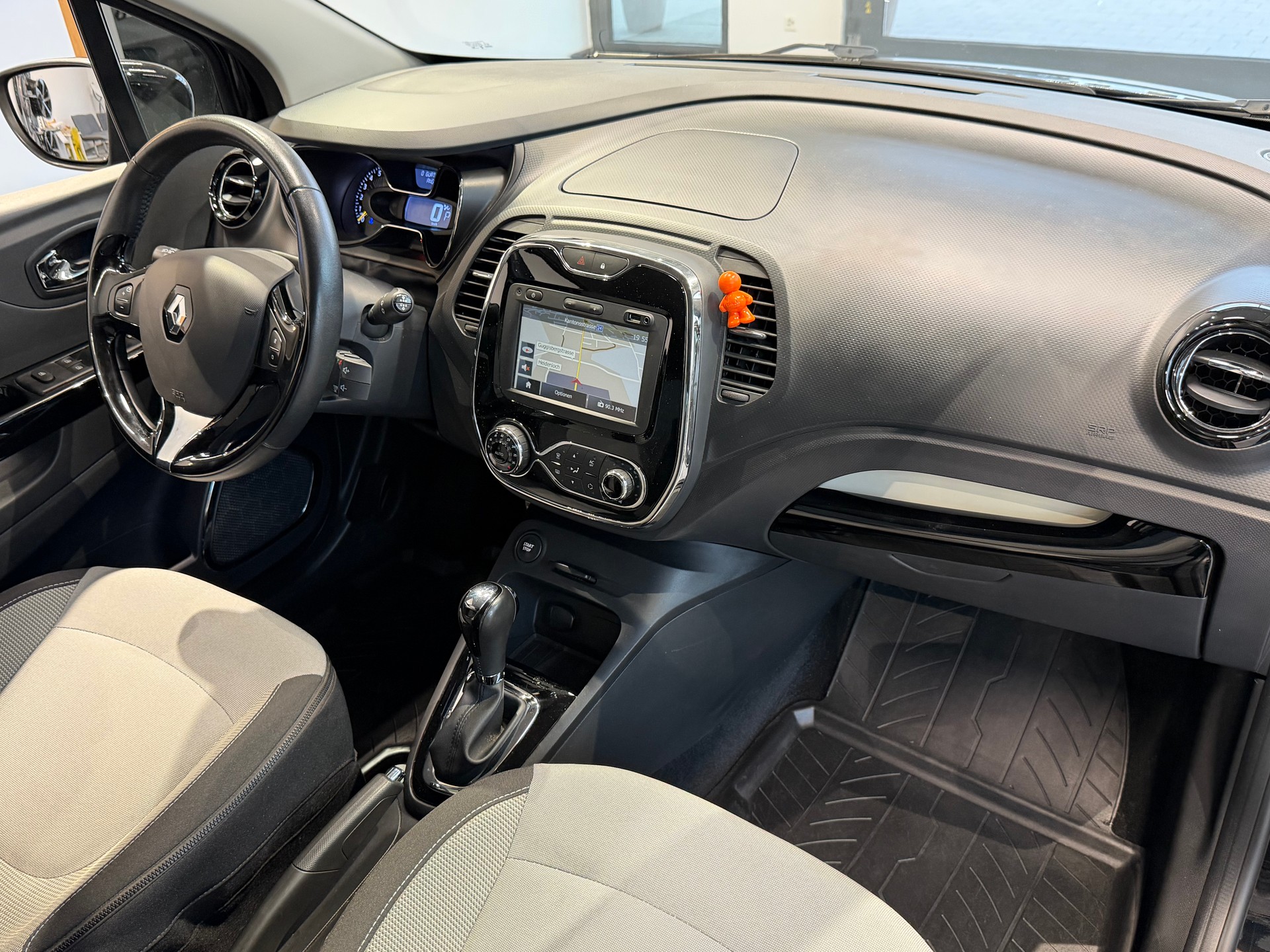 RENAULT Captur 1.2 T 16V Privilège EDC-image-11