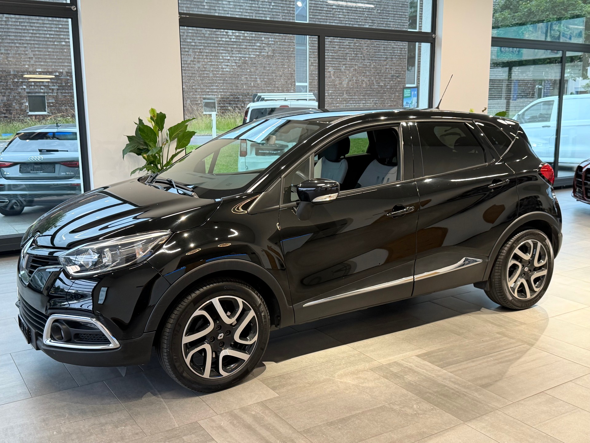 RENAULT Captur 1.2 T 16V Privilège EDC-image-2