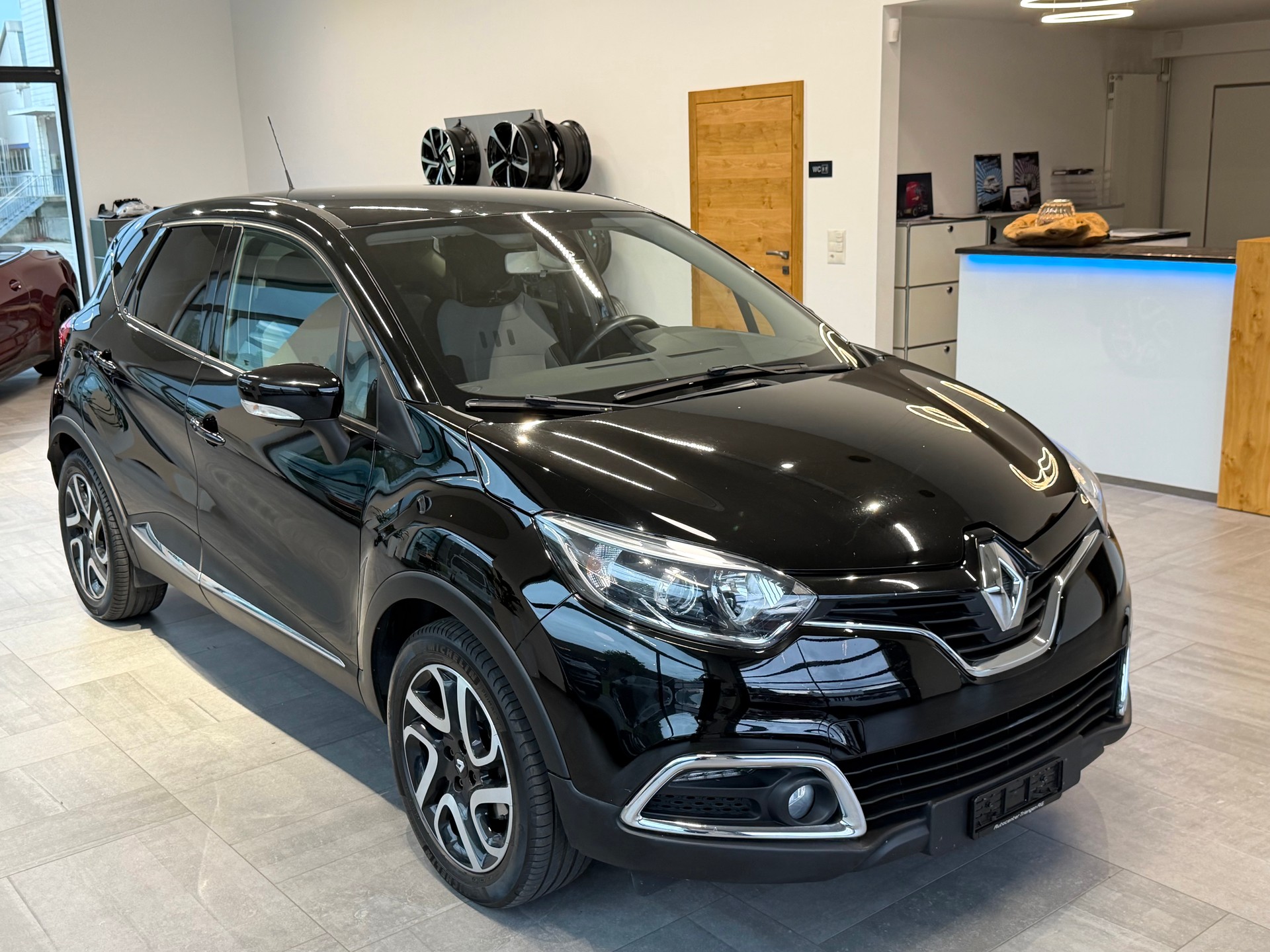 RENAULT Captur 1.2 T 16V Privilège EDC-image-1