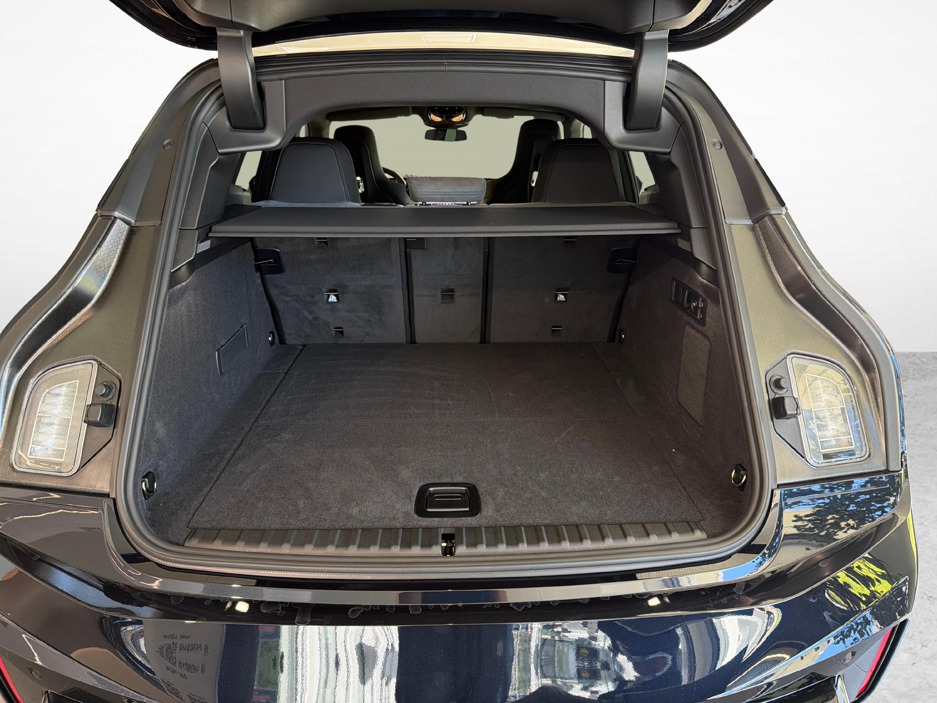 BMW iX xDrive60-image-19