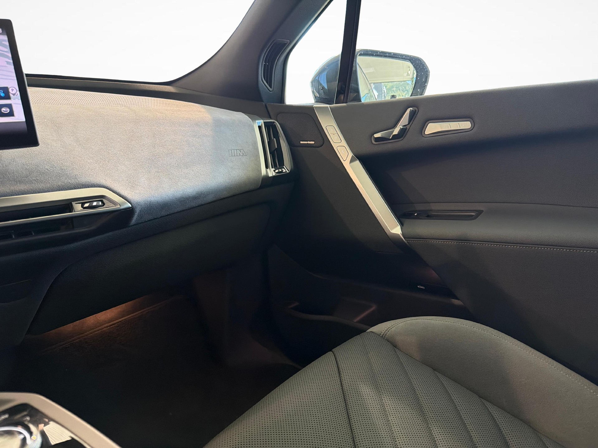 BMW iX xDrive60-image-17