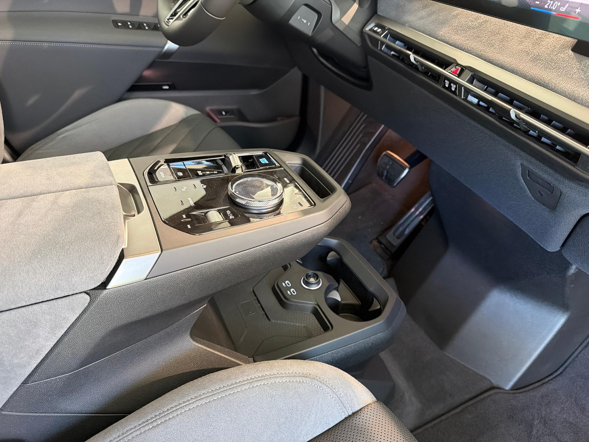 BMW iX xDrive60-image-15