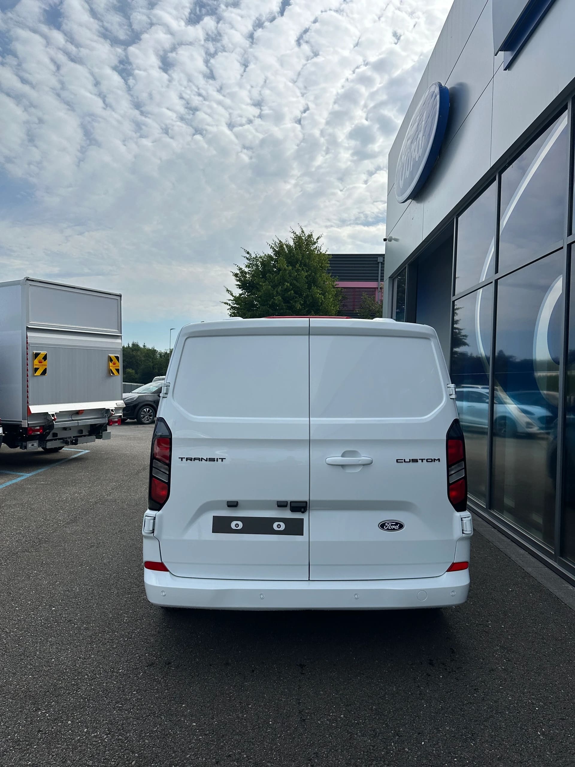 FORD Transit Custom Van 320 L2 2.0 Ltd./170CV/Aut.-image-4