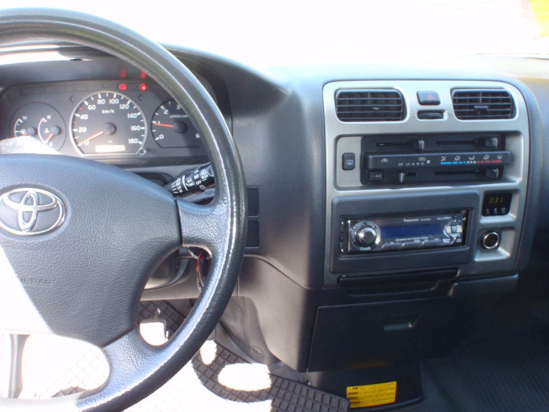 TOYOTA Hiace D-4D Kombi 4WD SWB-image-9