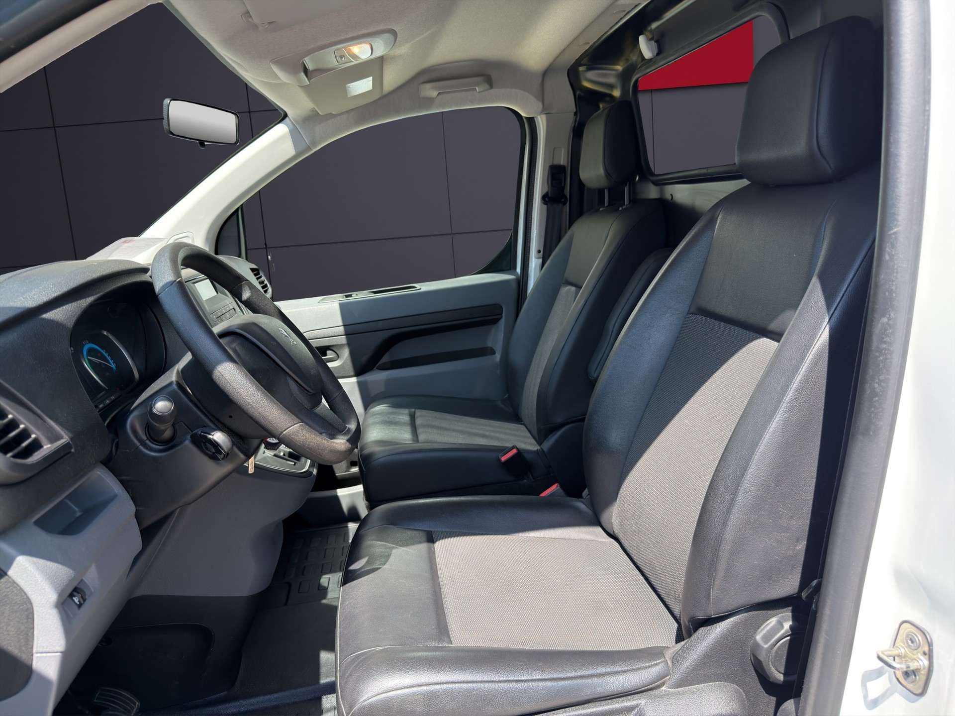 PEUGEOT Expert 50 KWh Pro standard-image-5