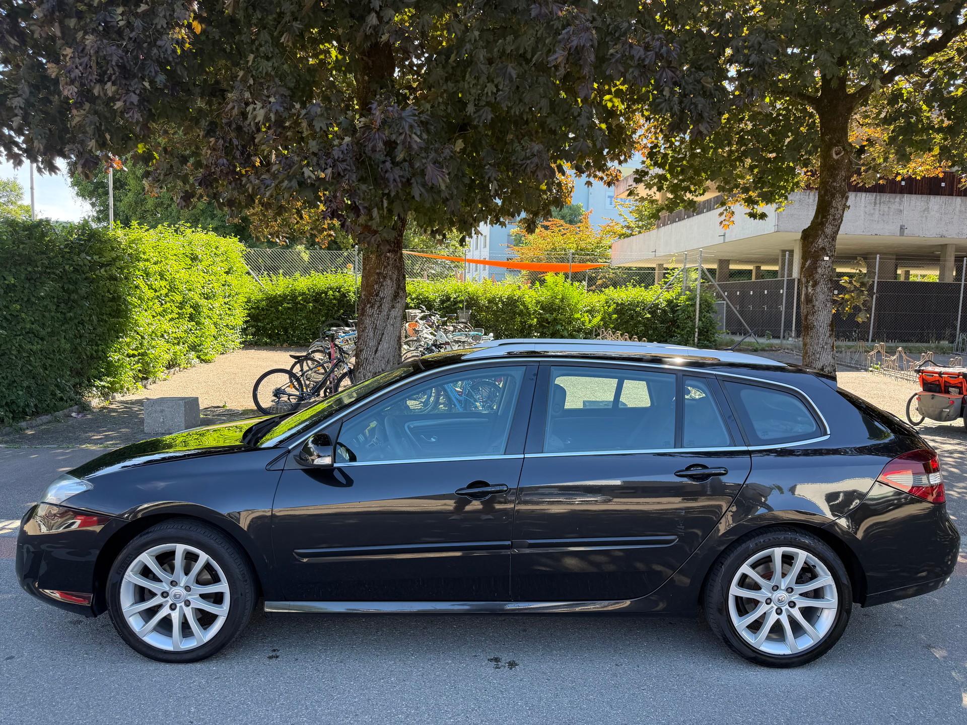 RENAULT Laguna Grandtour 2.0 16V T Dynamique Automatic-image-2
