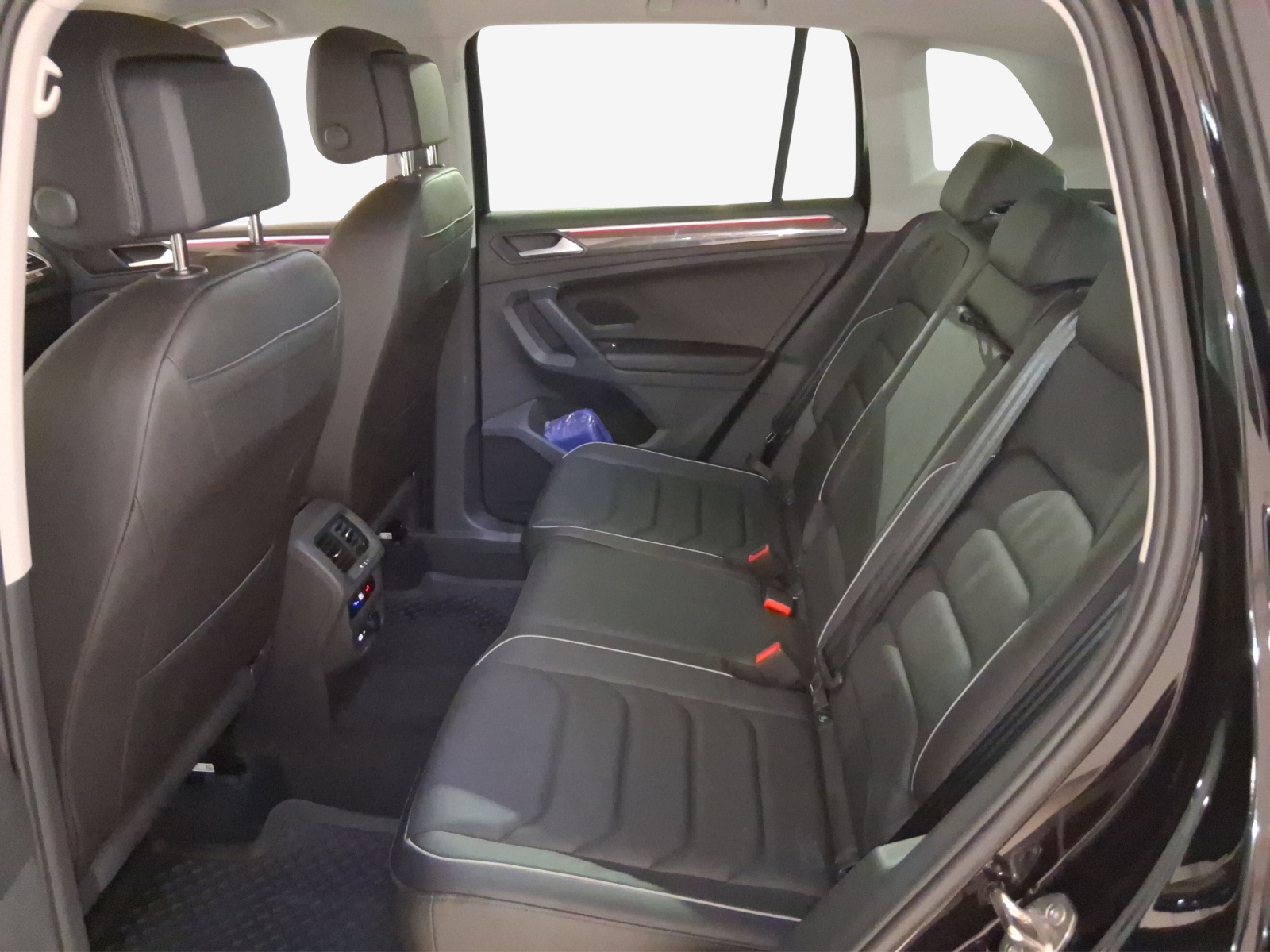 VW Tiguan 2.0 TDI SCR Elegance 4Motion DSG-image-11