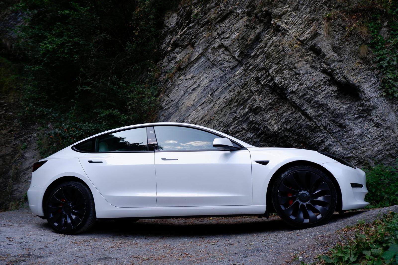 TESLA Model 3 Performance Dual Motor AWD-image-3