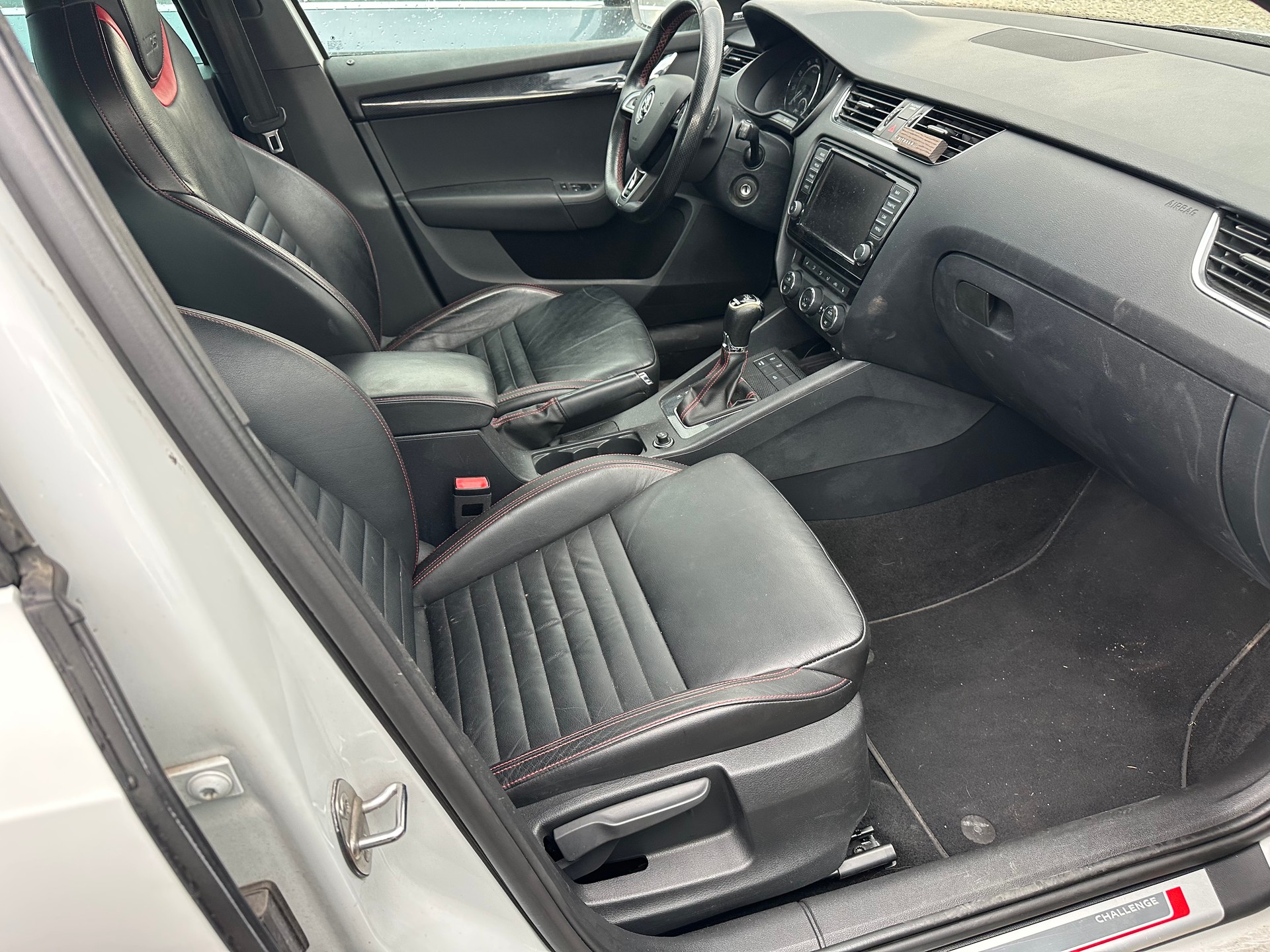 SKODA Octavia Combi 2.0 TSI RS DSG-image-12