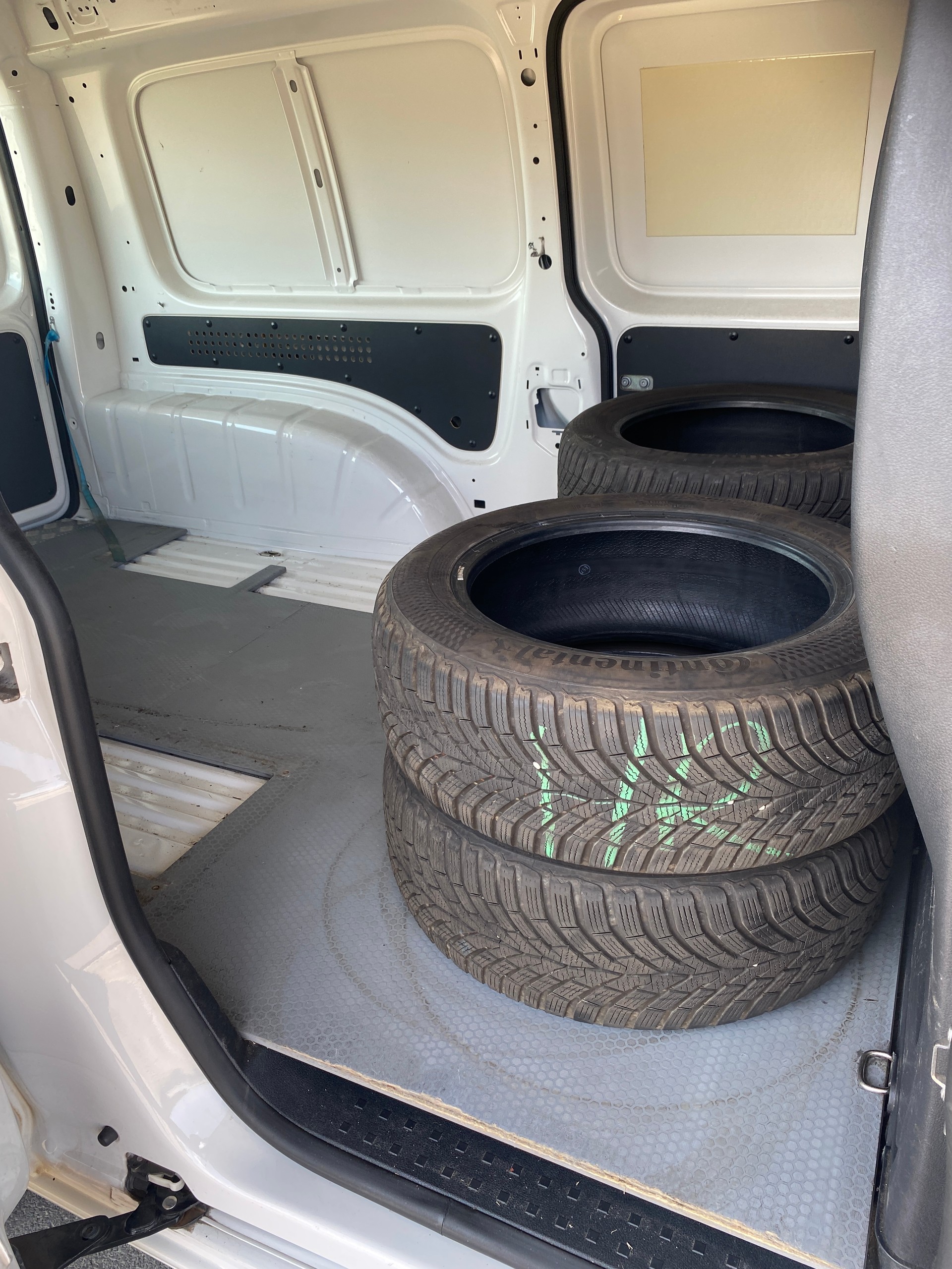 VW Caddy Maxi 2.0TDI 4Motion BlueMotion Technology-image-6