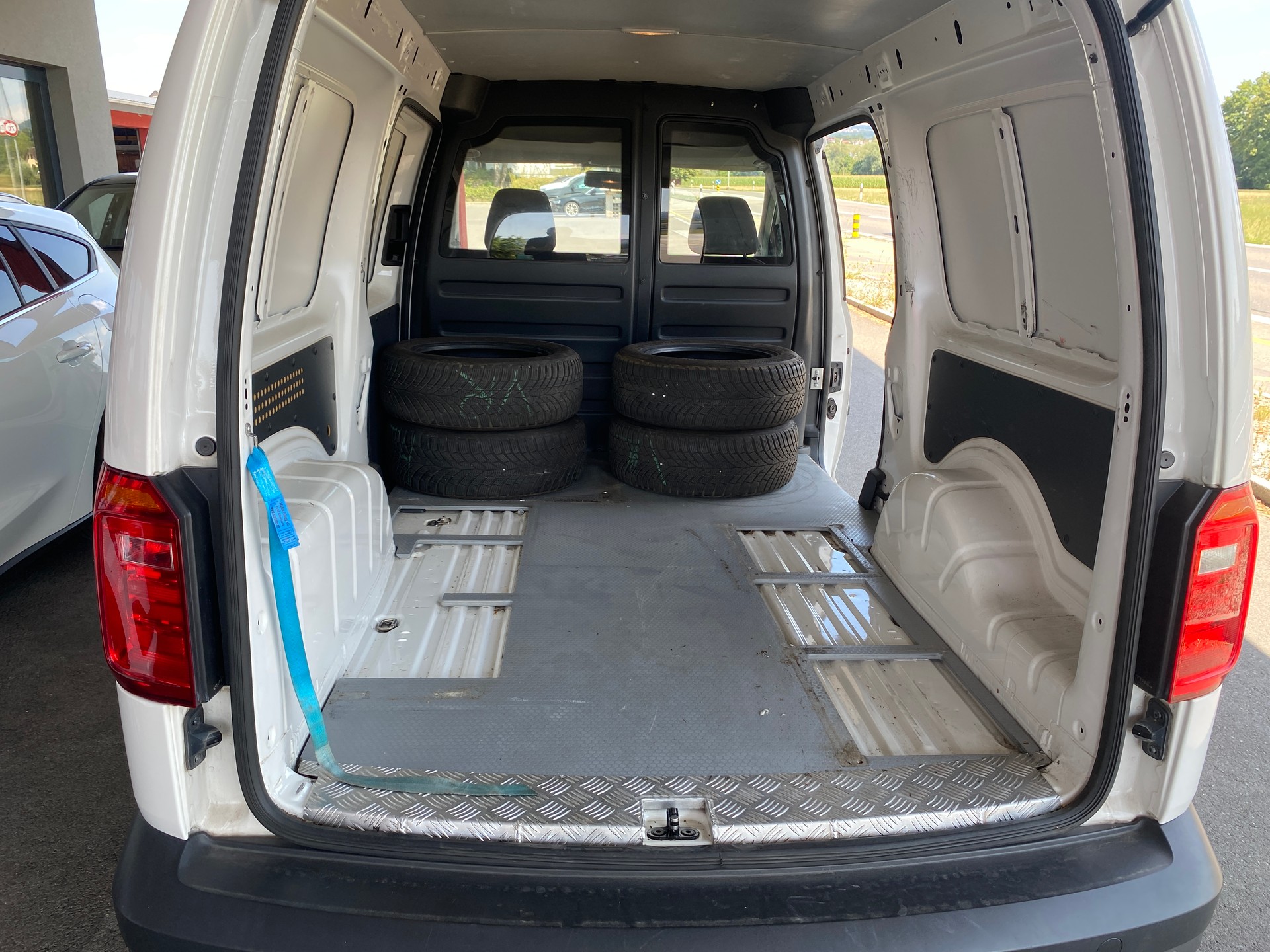VW Caddy Maxi 2.0TDI 4Motion BlueMotion Technology-image-7