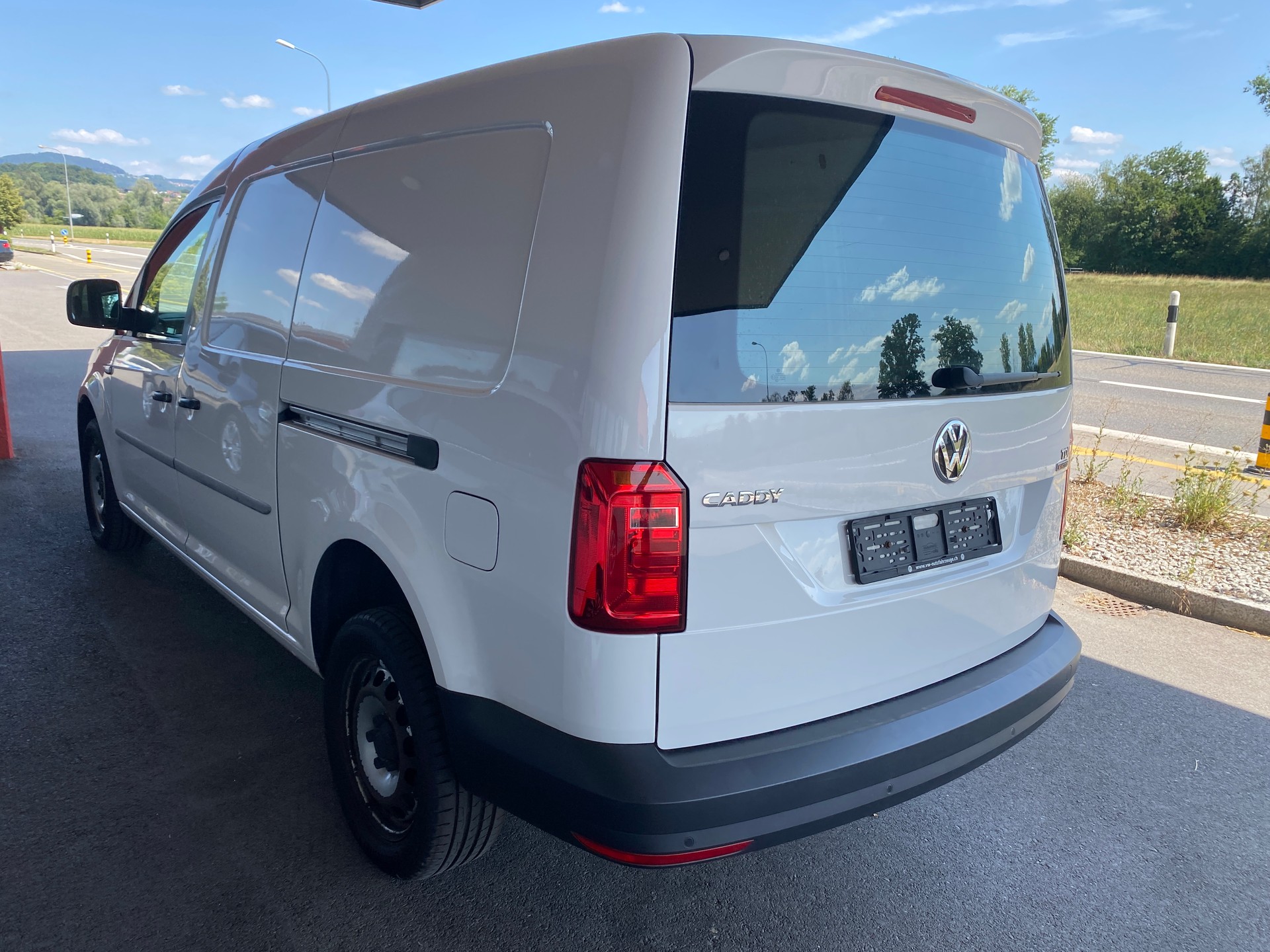 VW Caddy Maxi 2.0TDI 4Motion BlueMotion Technology-image-2