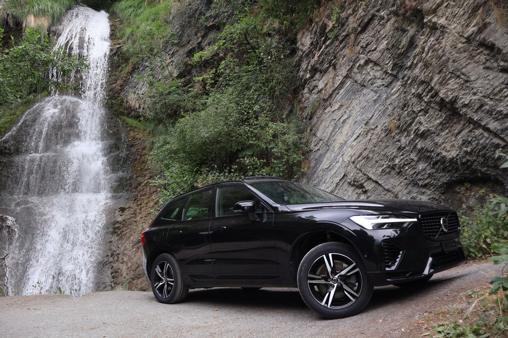 VOLVO XC60 T6 eAWD PluginHybrid R-Design Geartronic-image-2