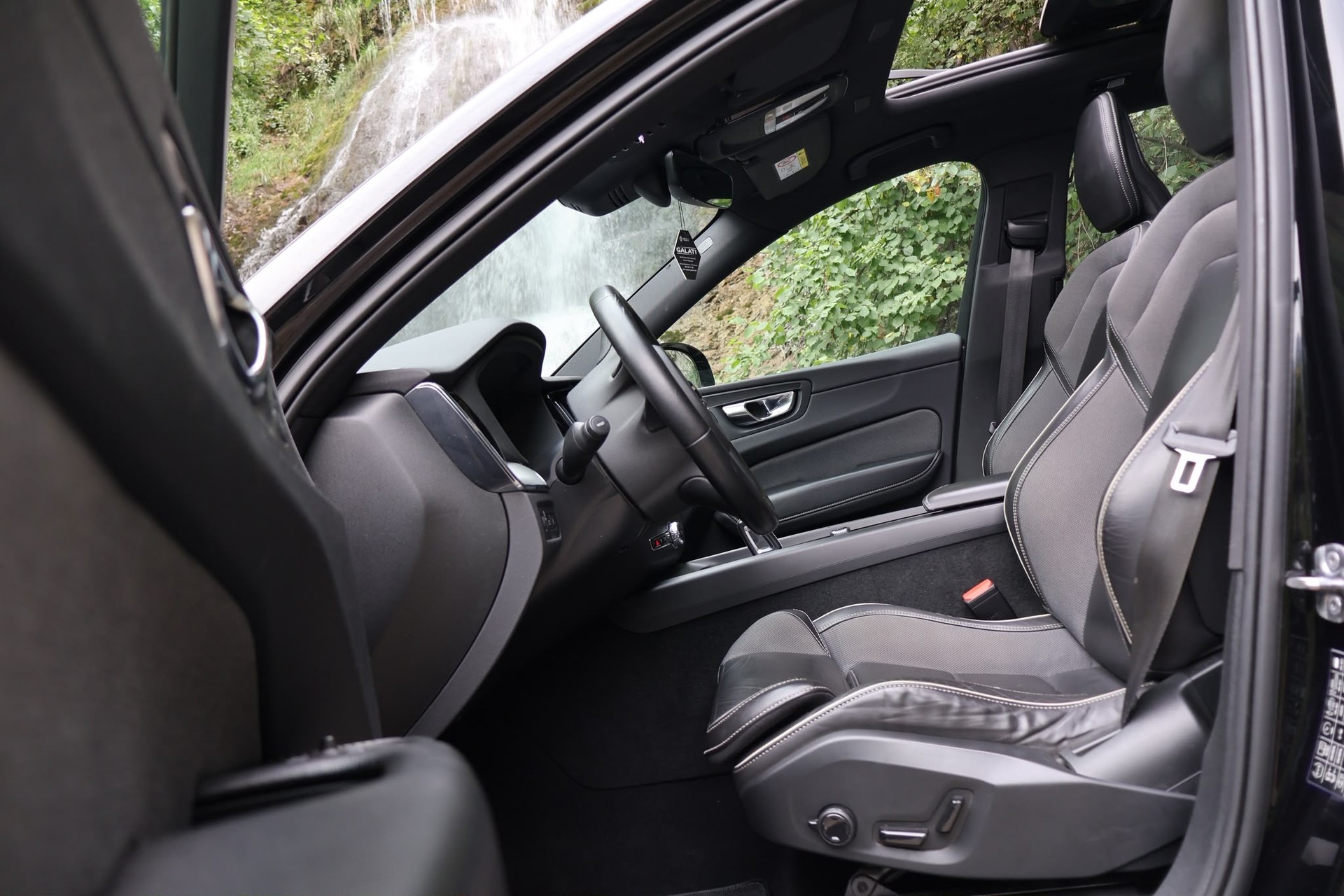 VOLVO XC60 T6 eAWD PluginHybrid R-Design Geartronic-image-4
