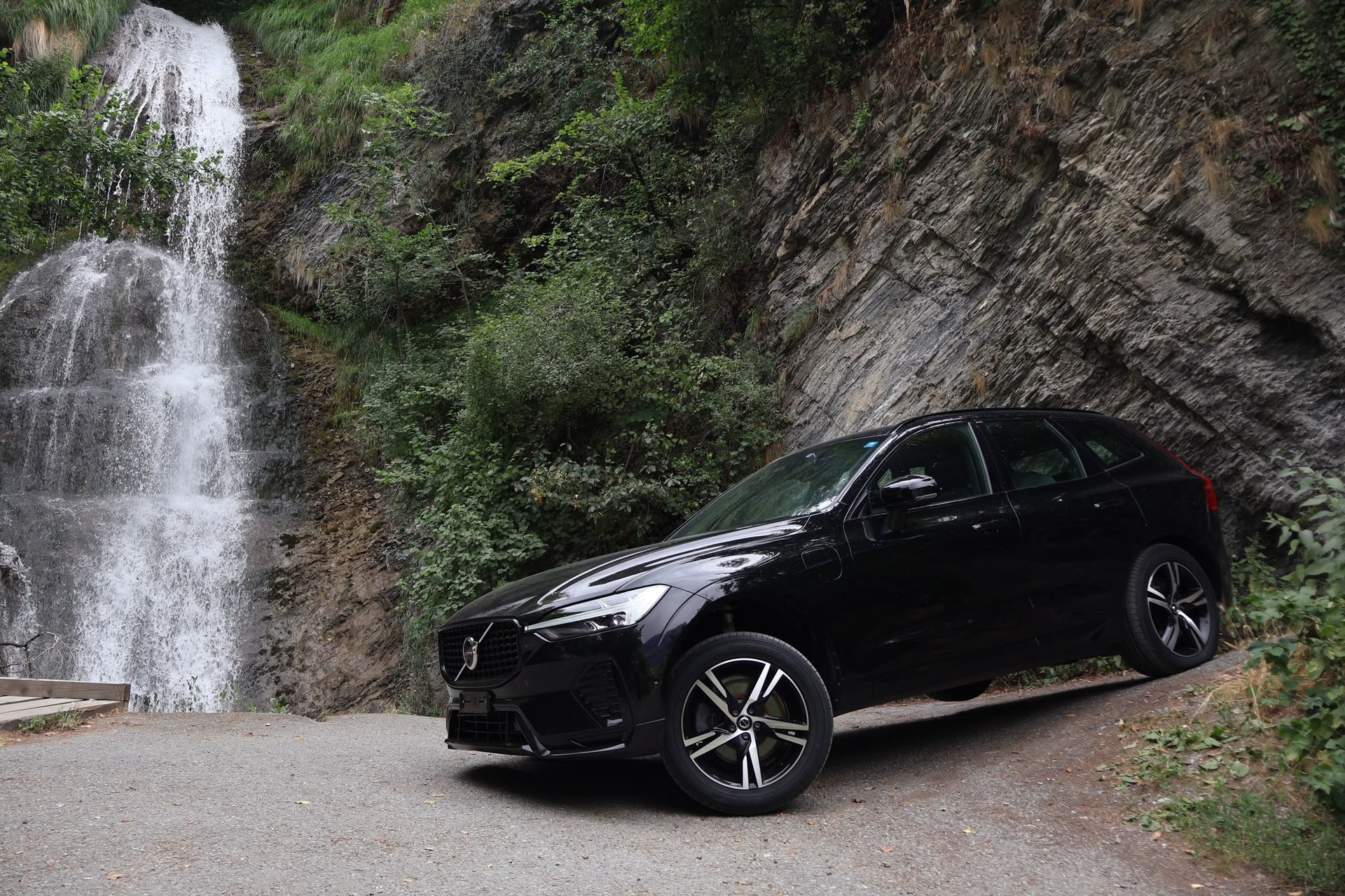 VOLVO XC60 T6 eAWD PluginHybrid R-Design Geartronic-image-0