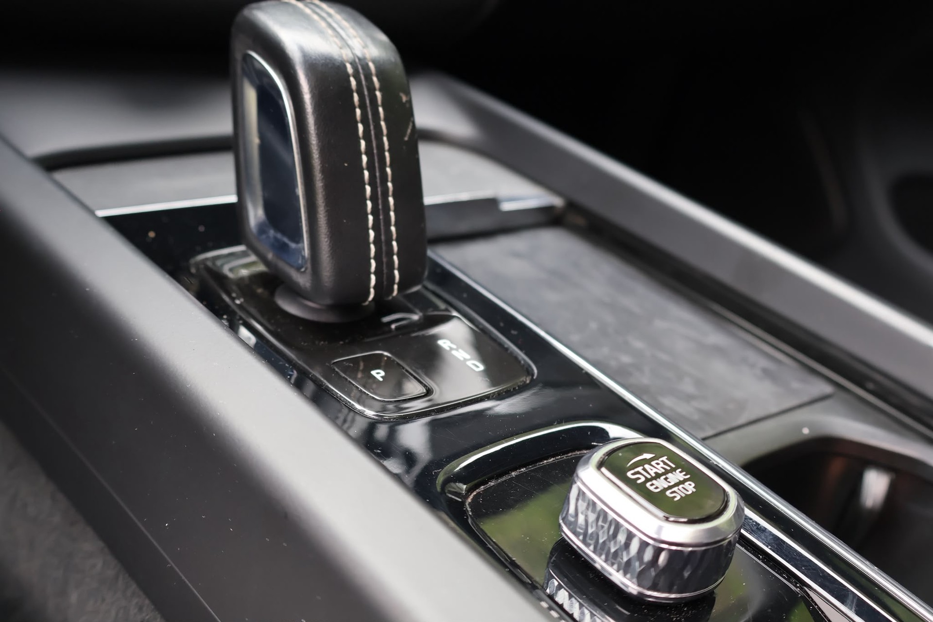 VOLVO XC60 T6 eAWD PluginHybrid R-Design Geartronic-image-9